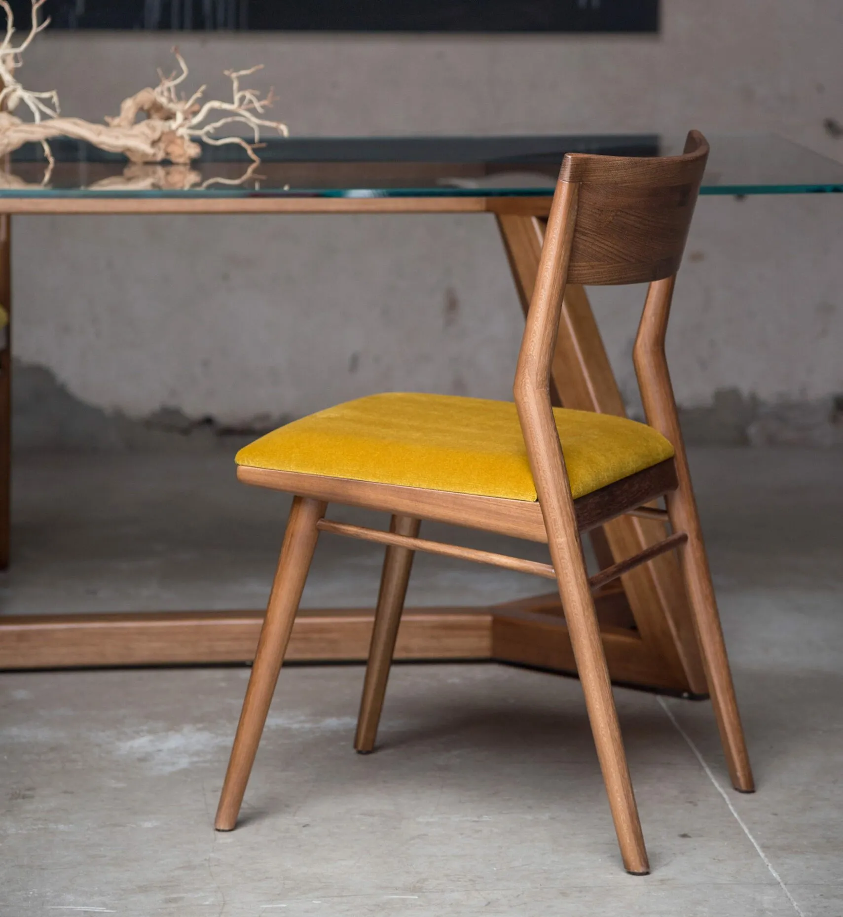 1-sossego-tereza-chair-zyv-table-scaled-e1713510925150