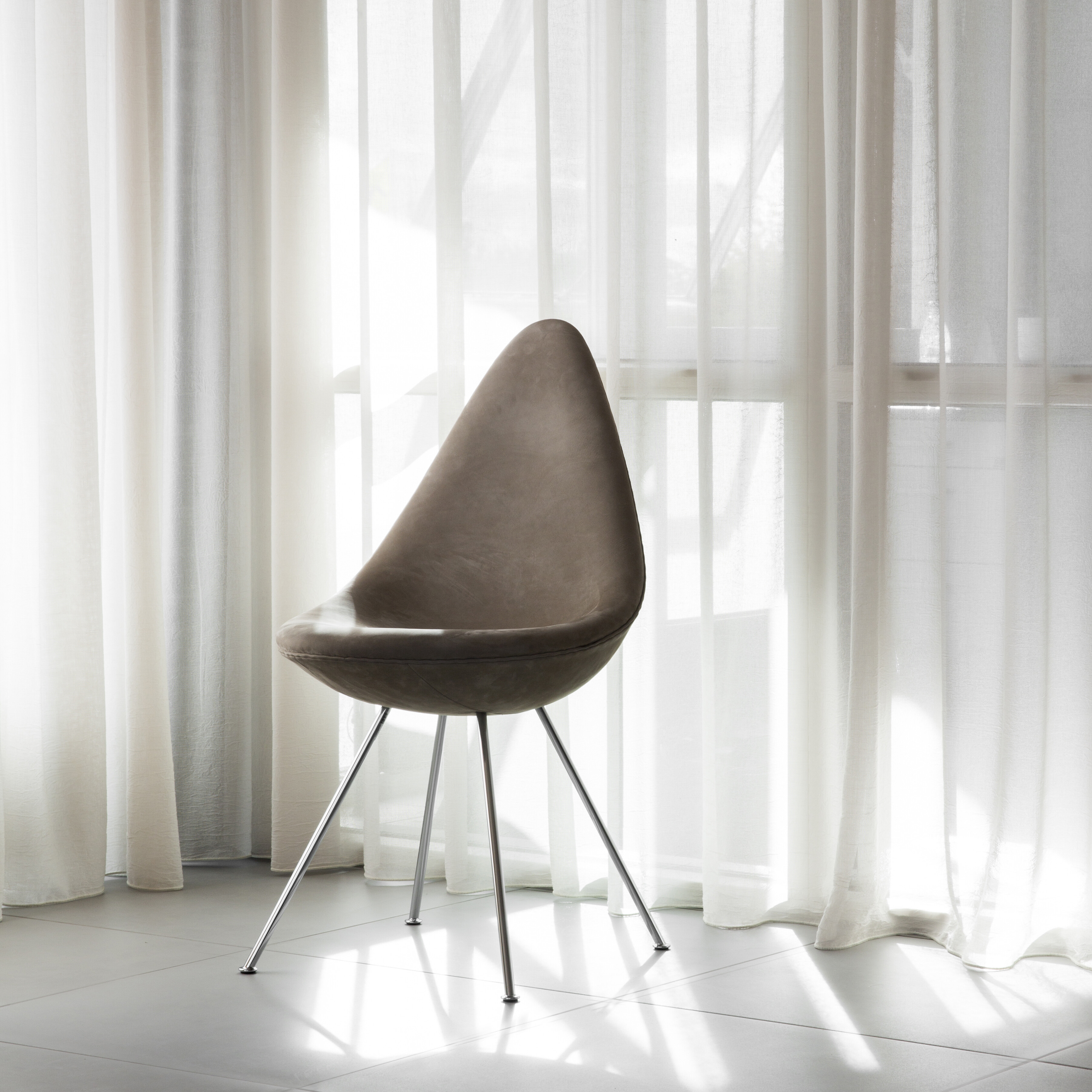 10-drop-chair-by-arne-jacobsen-from-fritz-hansen-crafted-with-sorensen-leather-photo-jonas-bjerre-poulsen-aros6259-sq