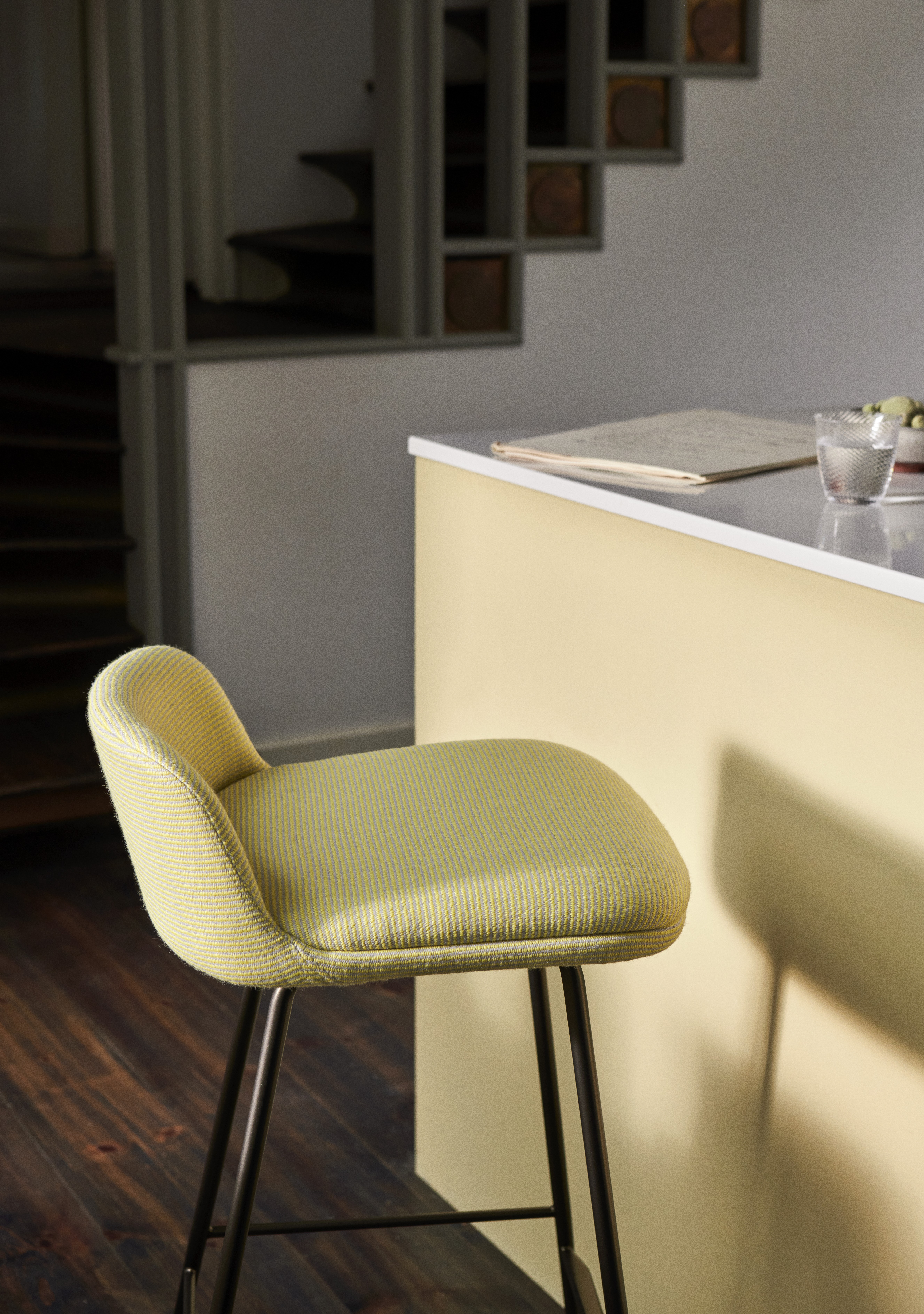 atd-retail-2022-rely-counter-stool-hw84-collect-glass-sc78