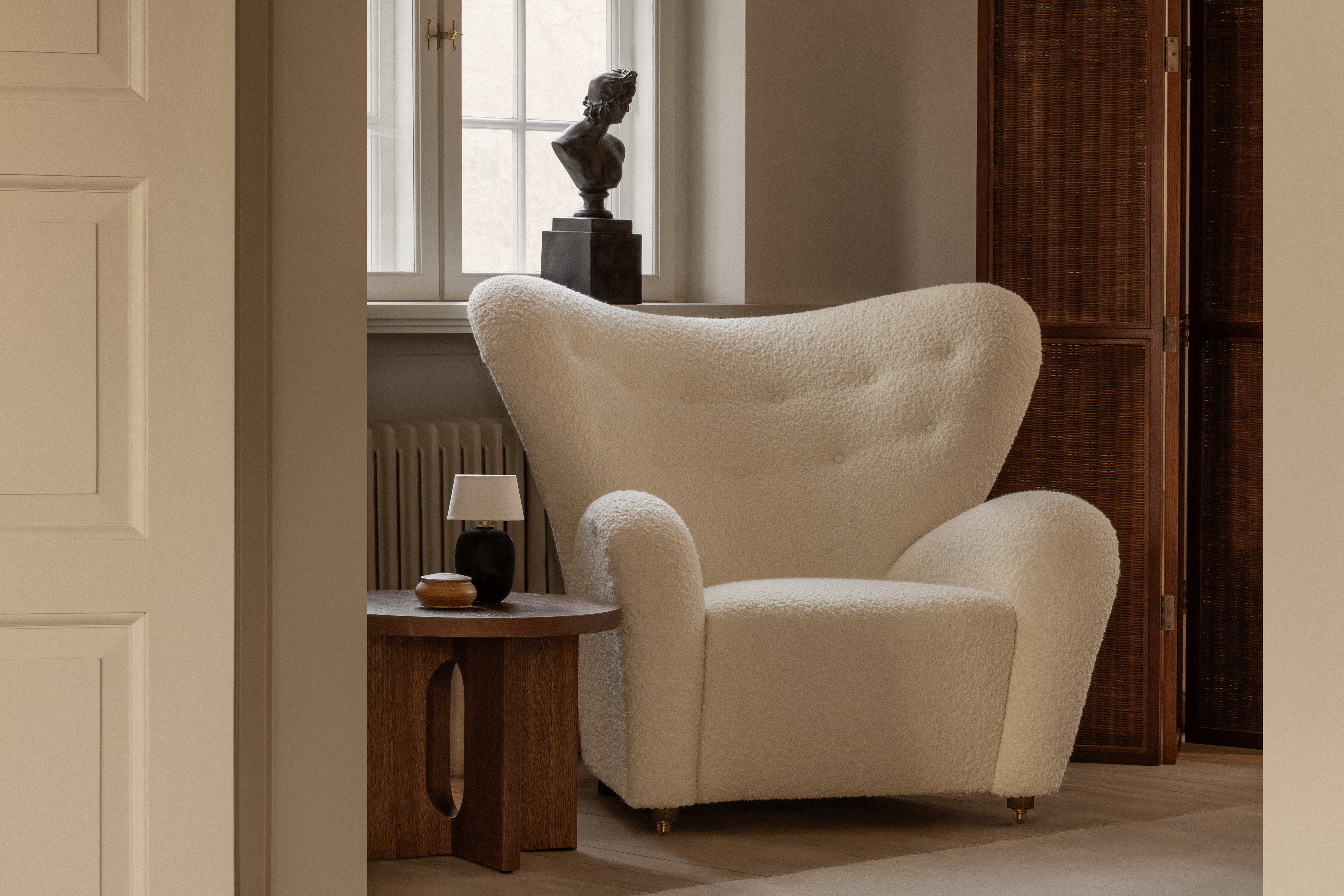 audo-the-tired-man-lounge-chair-androgyne-side-table-pavot-vase-torso-interconnect-6