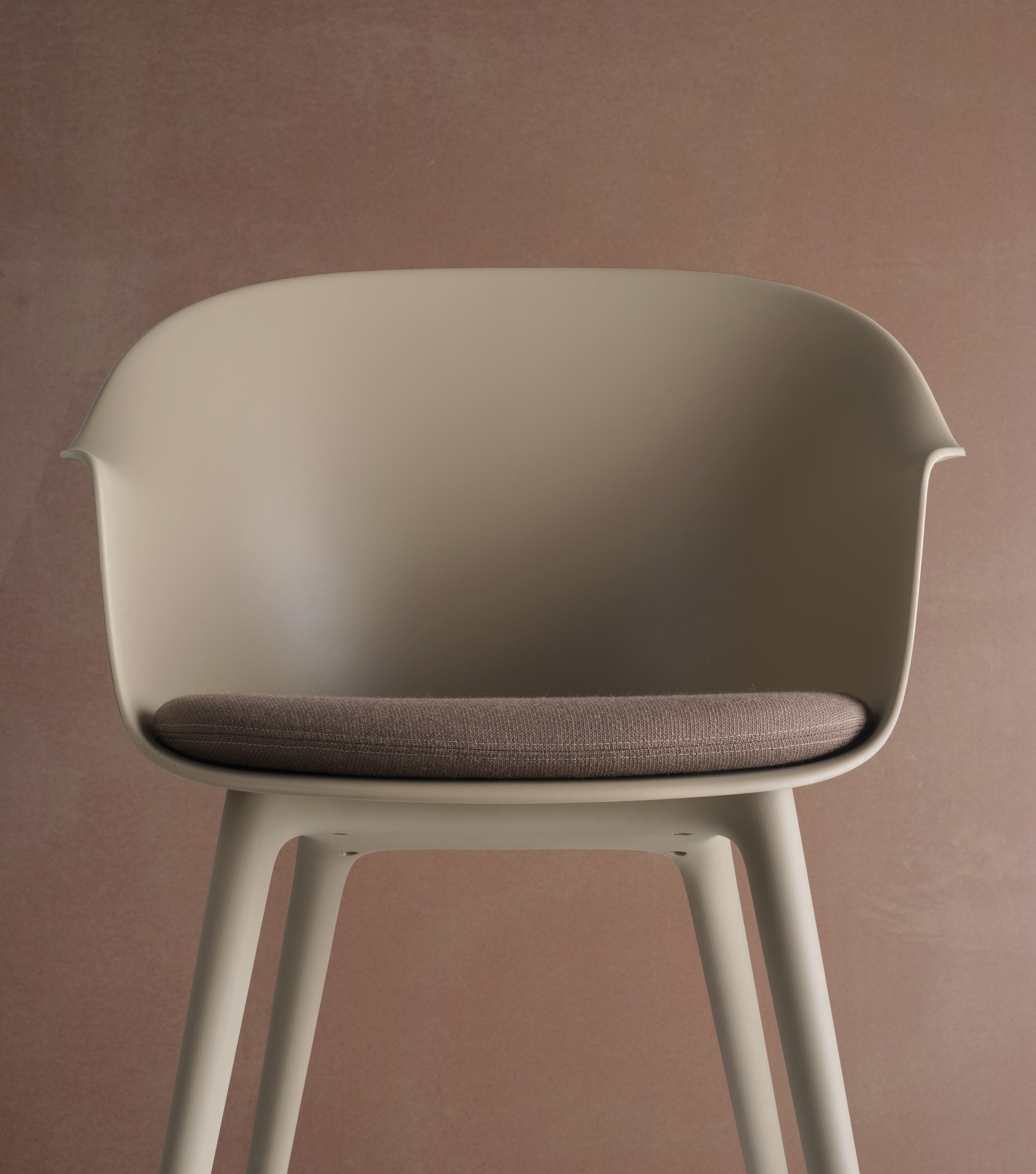 bat-diningchair-plastic-cushion-newbeige-newbeige-gabriel-crisp-x-detail