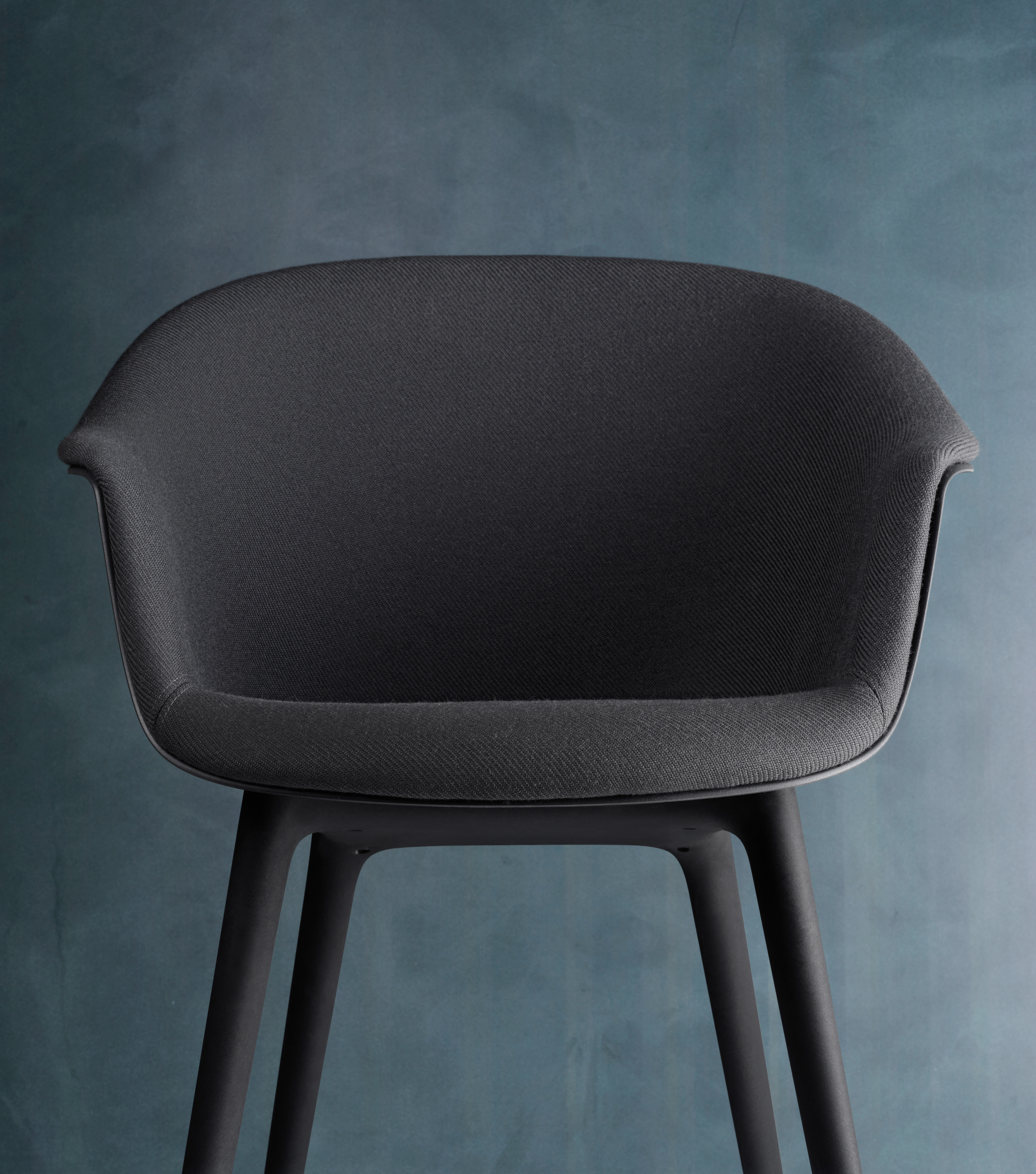 bat-diningchair-plastic-frontupholstered-black-black-kvadrat-twillweave-190-detail