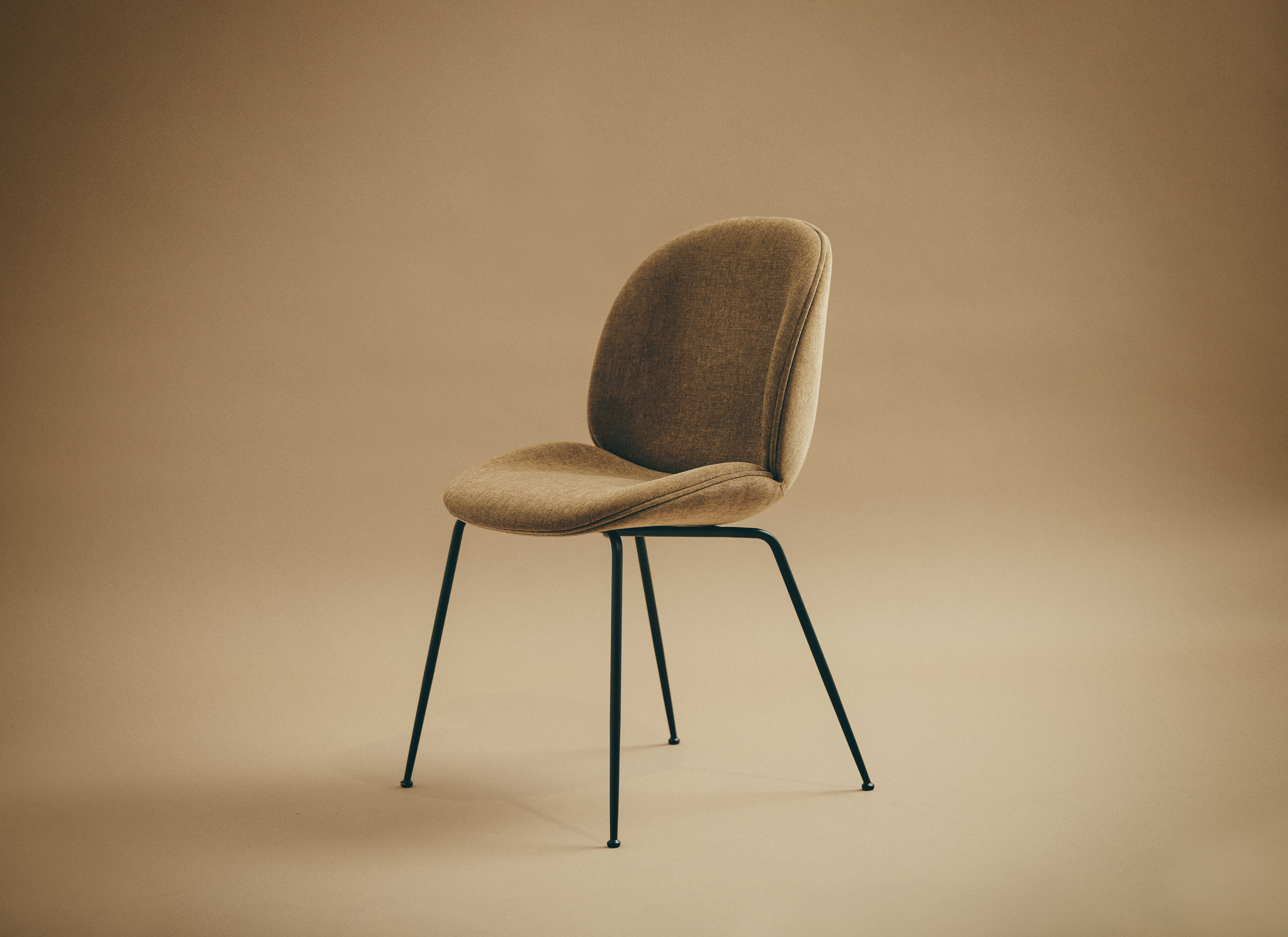 beetle-craft-22-beetle-dining-chair-black-semi-matt-belsuede-special-fr-003-dedar