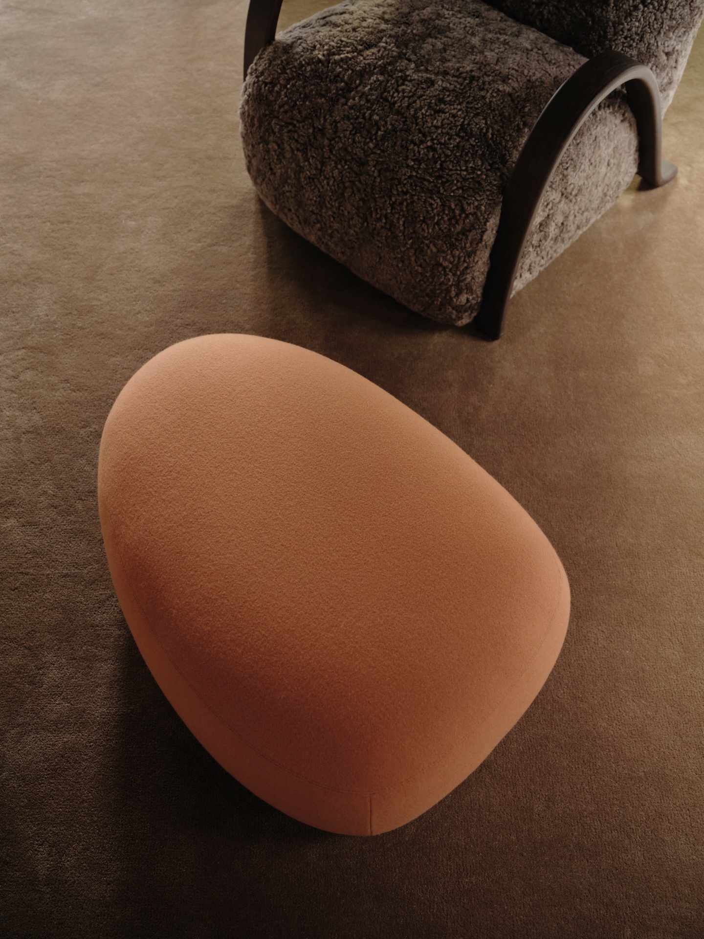 fermliving-aw24-ricoloungerpouf-tonus464-1104270236-1104270509-1104270511-buurloungechair-sheepskin-sahara-1104270245-1104270521-1104270522