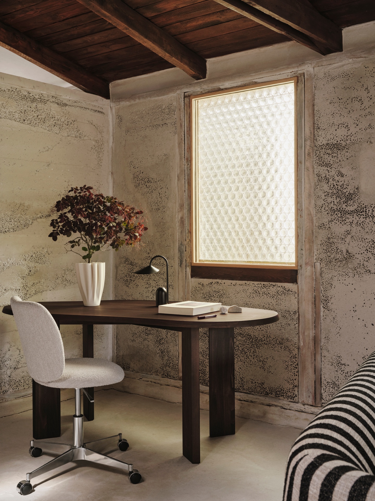 fermliving-aw24-tarndesk-darkstainedbeech-1104270012-ricochairwithcastors-boucle-off-white-1104270321-1104270618-1104270619