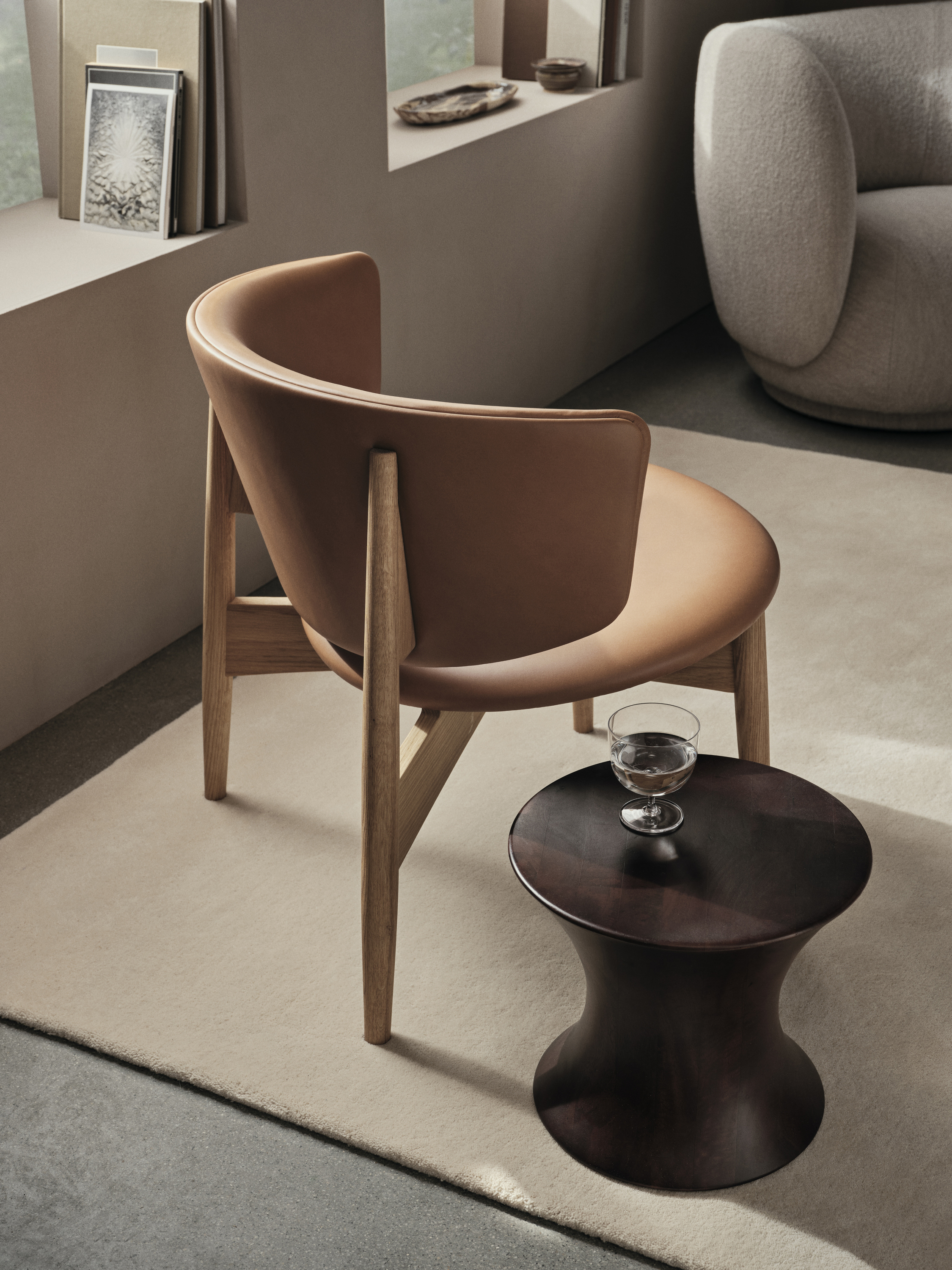 fermliving-ss24-hermanloungechair-envycognacleather-naturaloakframe-1104268899-1104269559-1104269580-spinstool-1104265561-1