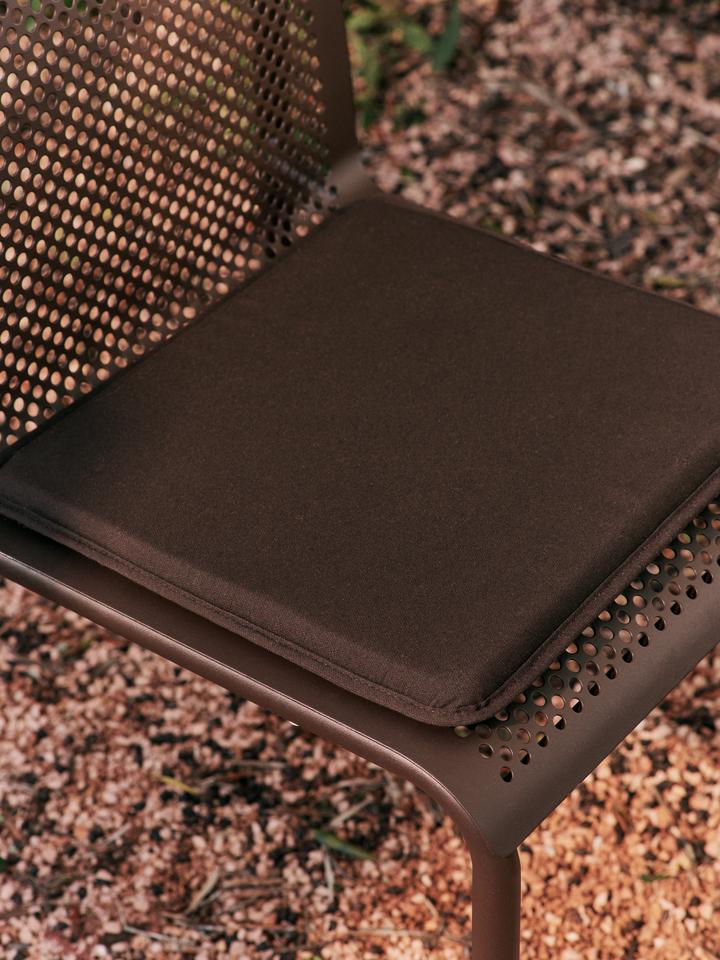 fermliving-ss25-dapplechair-darkchocolate-1104270682-outdoorseatpad-solids-ebene-1104271245