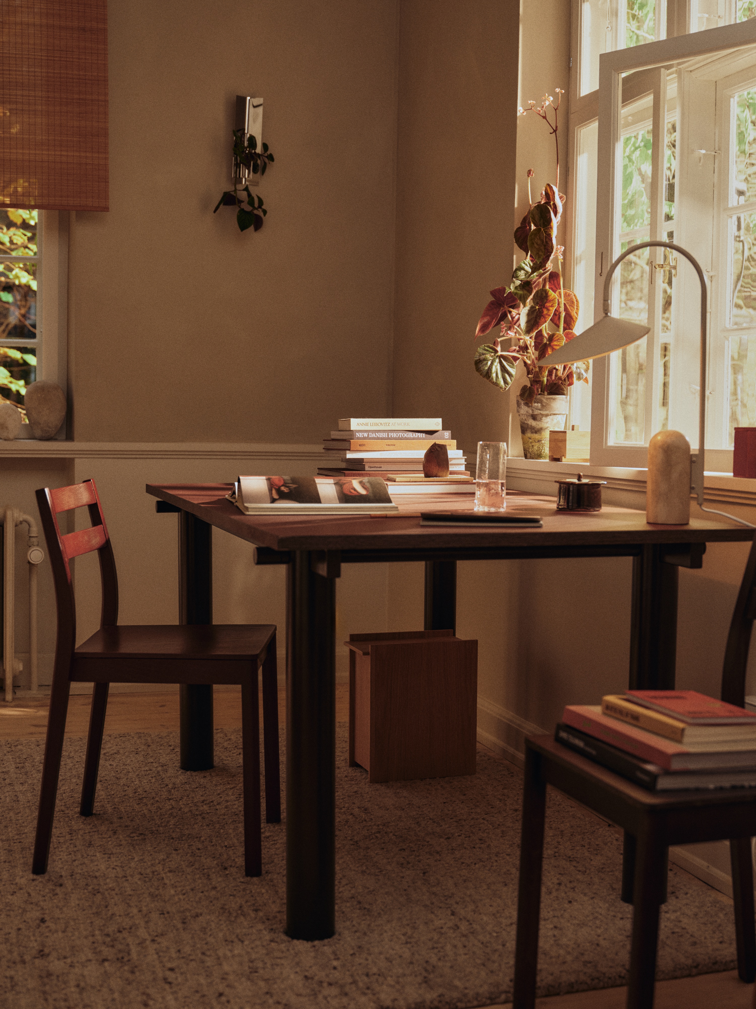 fermliving-ss26-bodadiningchair-1104272949-aturadiningtable-1104273618-eddywallvase-1104272542-seifarug-1104272840