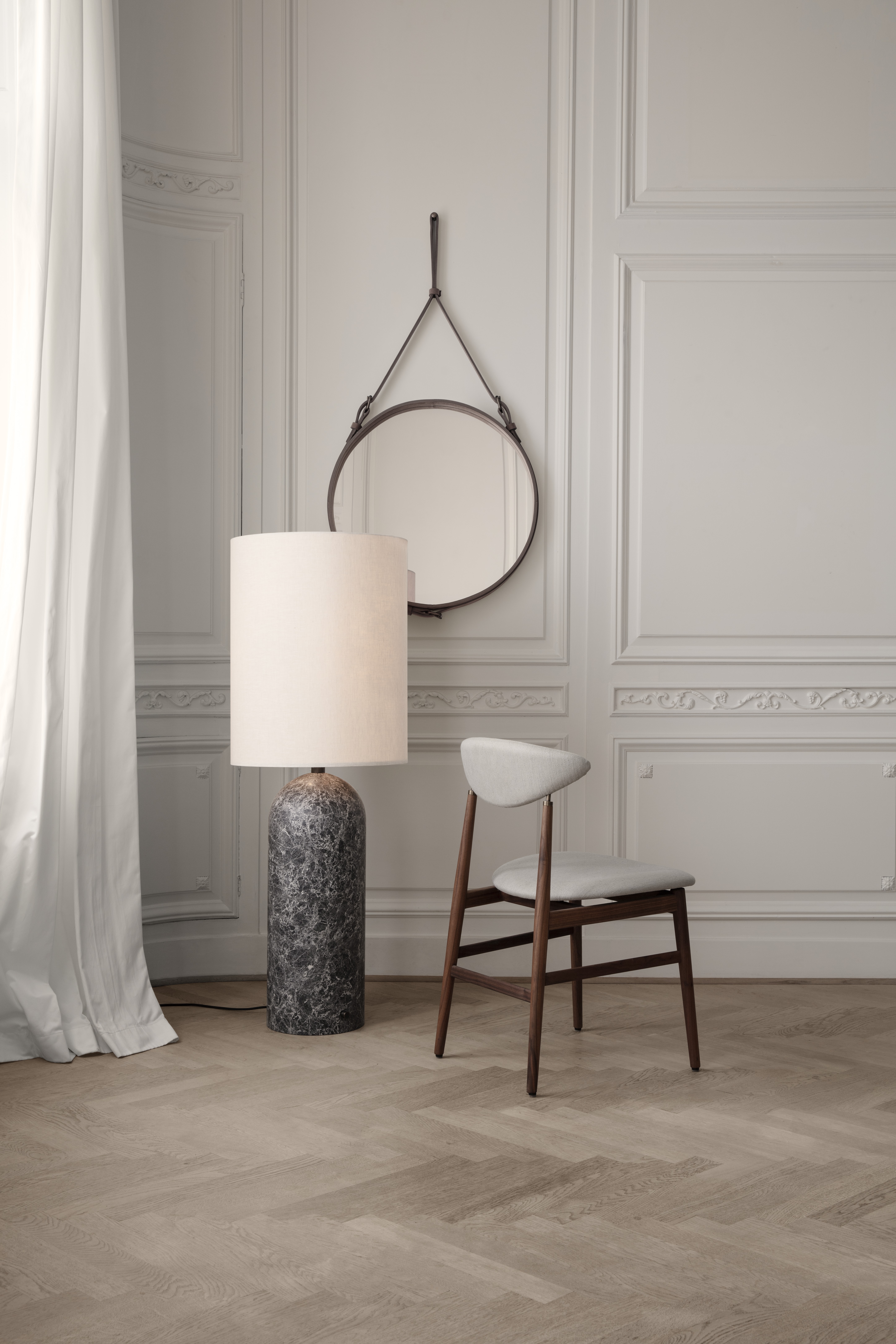 gravityfloorlampxl-adnetwallmirroralcantara-gentdiningchair-on