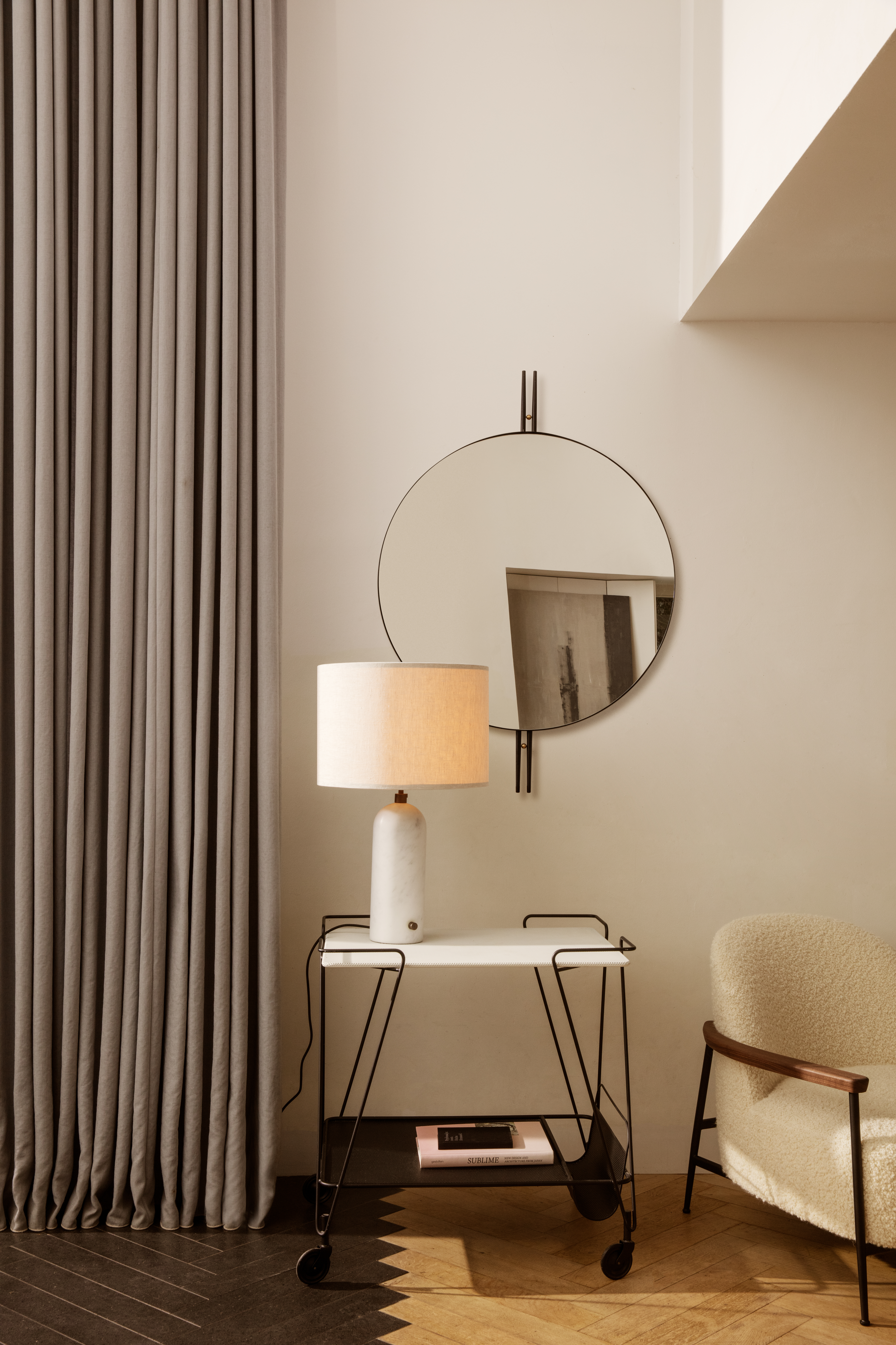 gravitytablelamp-mategottrolley-ioiwallmirror-sejourloungechair-on