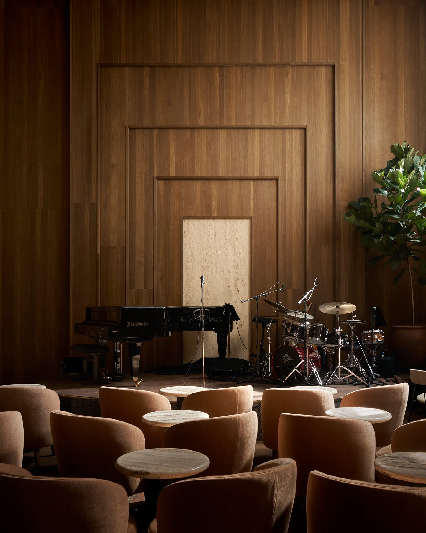 gubi-stay-swivel-restaurant