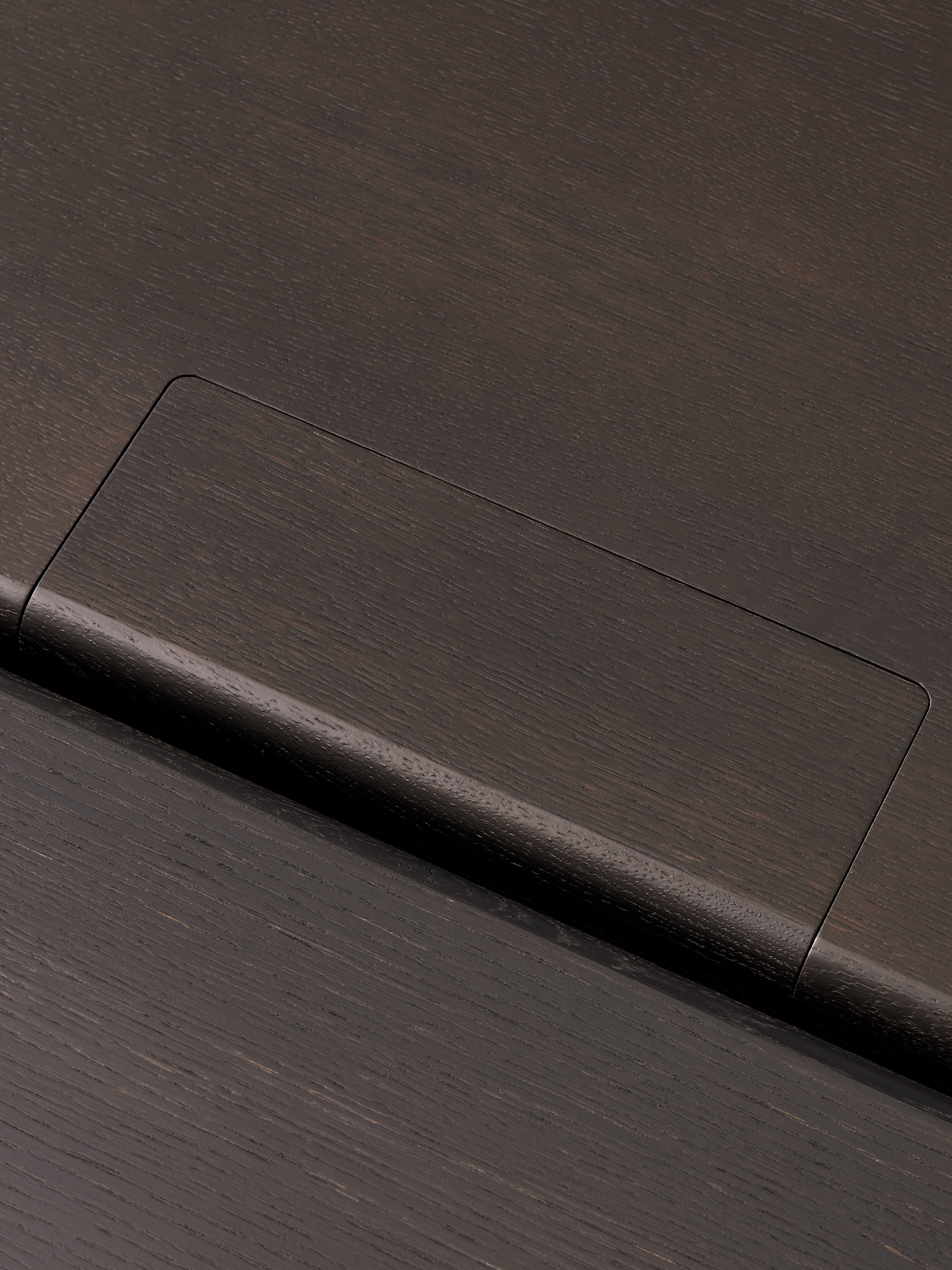 ita-dining-table-os1-cable-management-veneer-dark-stained-oak-w-dark-stained-oak-legs-detail-1