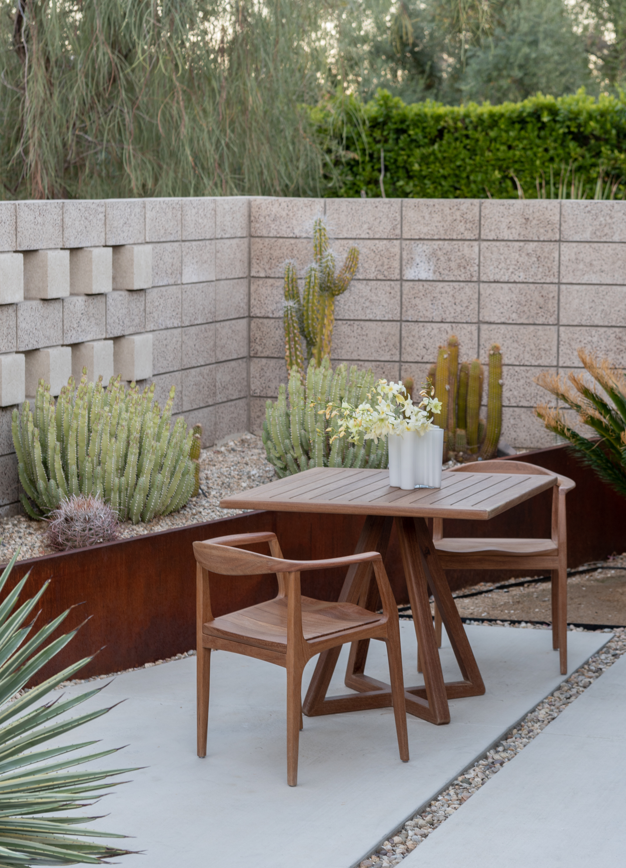 julieta-armchair-outdoor-environment-3