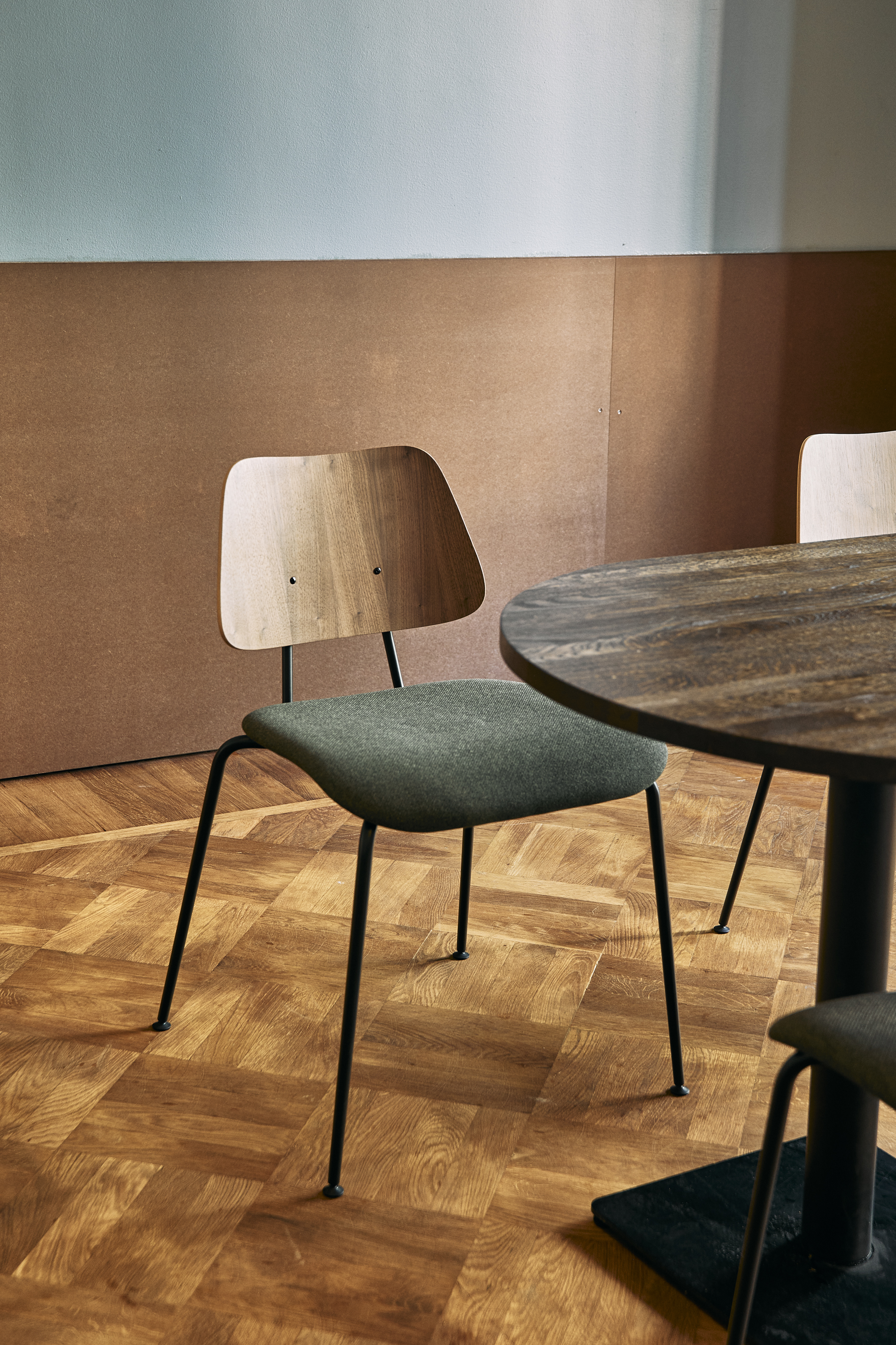 labofa-111-upholstered-seat-wood-back