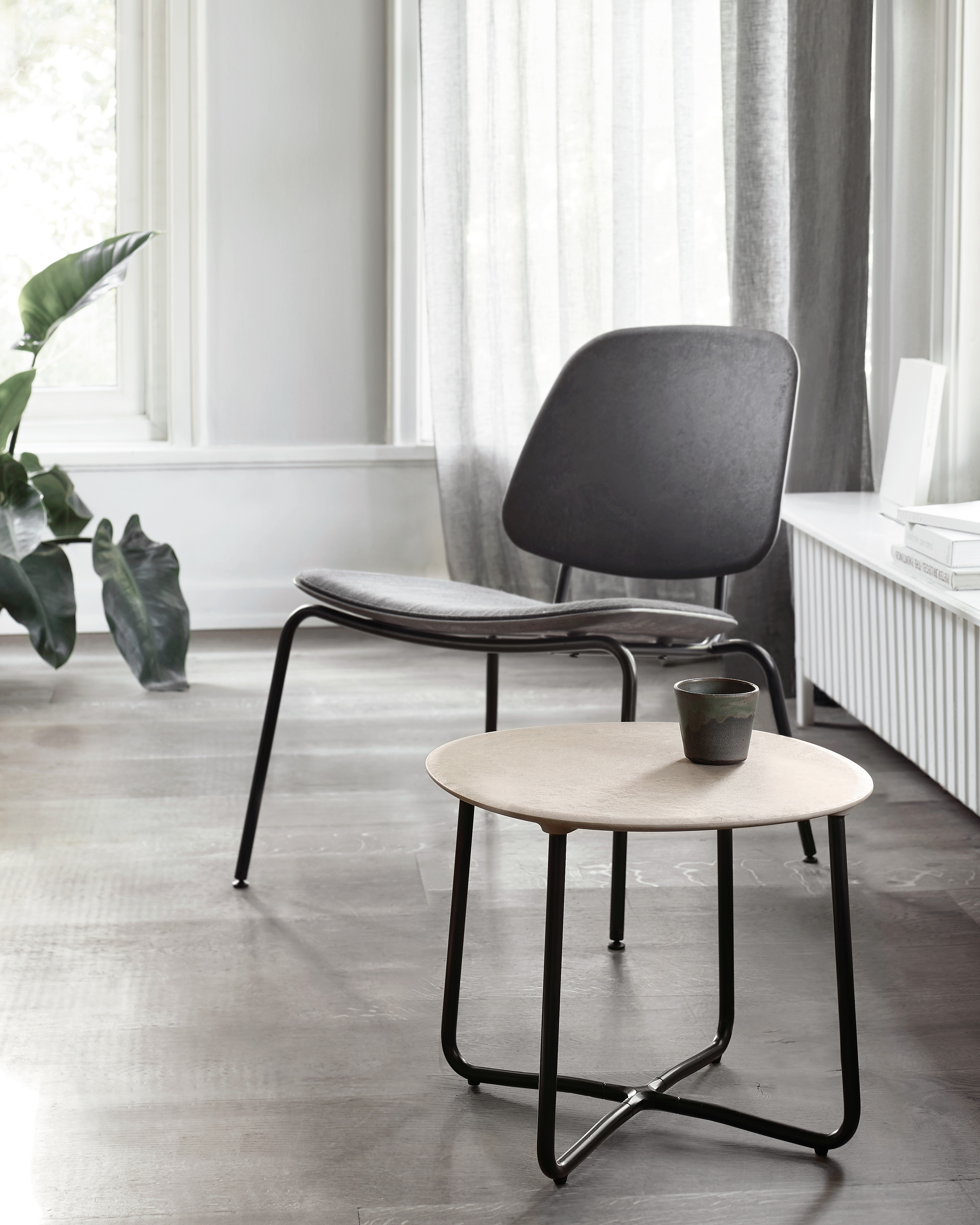 mater-23006-lily-side-table-21003-compound-lounge-lifestyle-6-some10