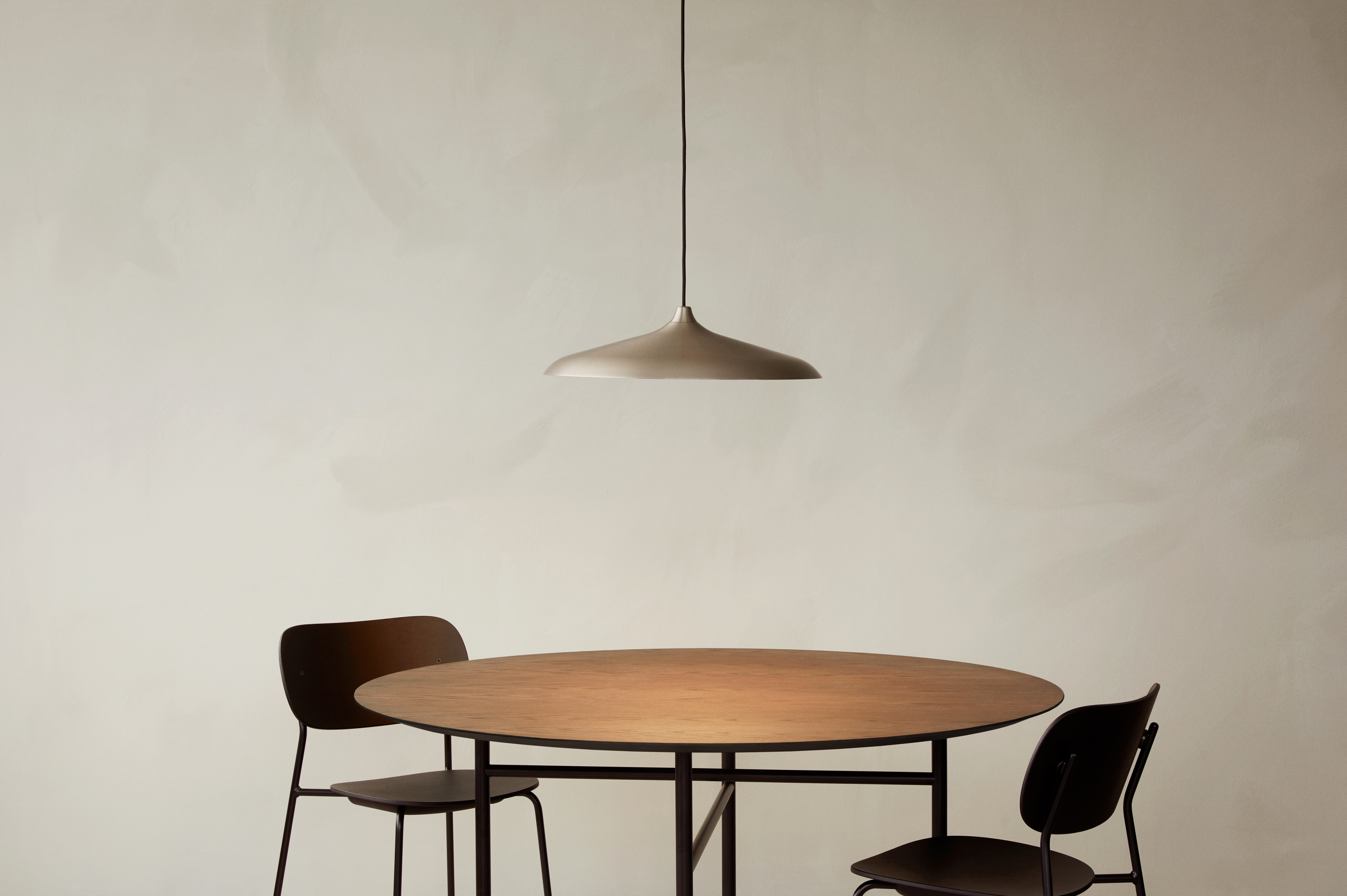 menu-circular-pendant-androgyne-dining-table-co-chairs