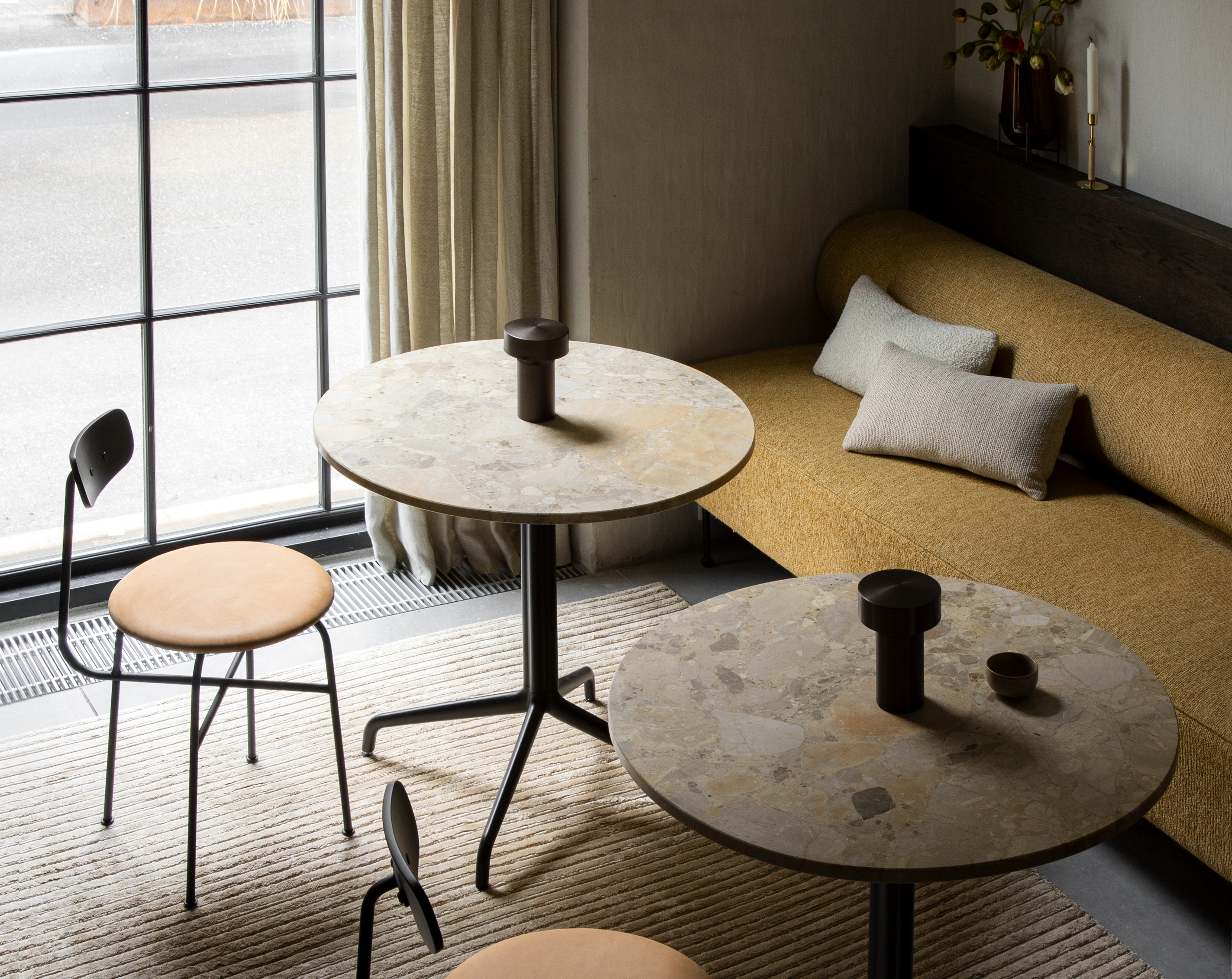 menu-eave-dining-afteroom-column-table-lamp-column-table