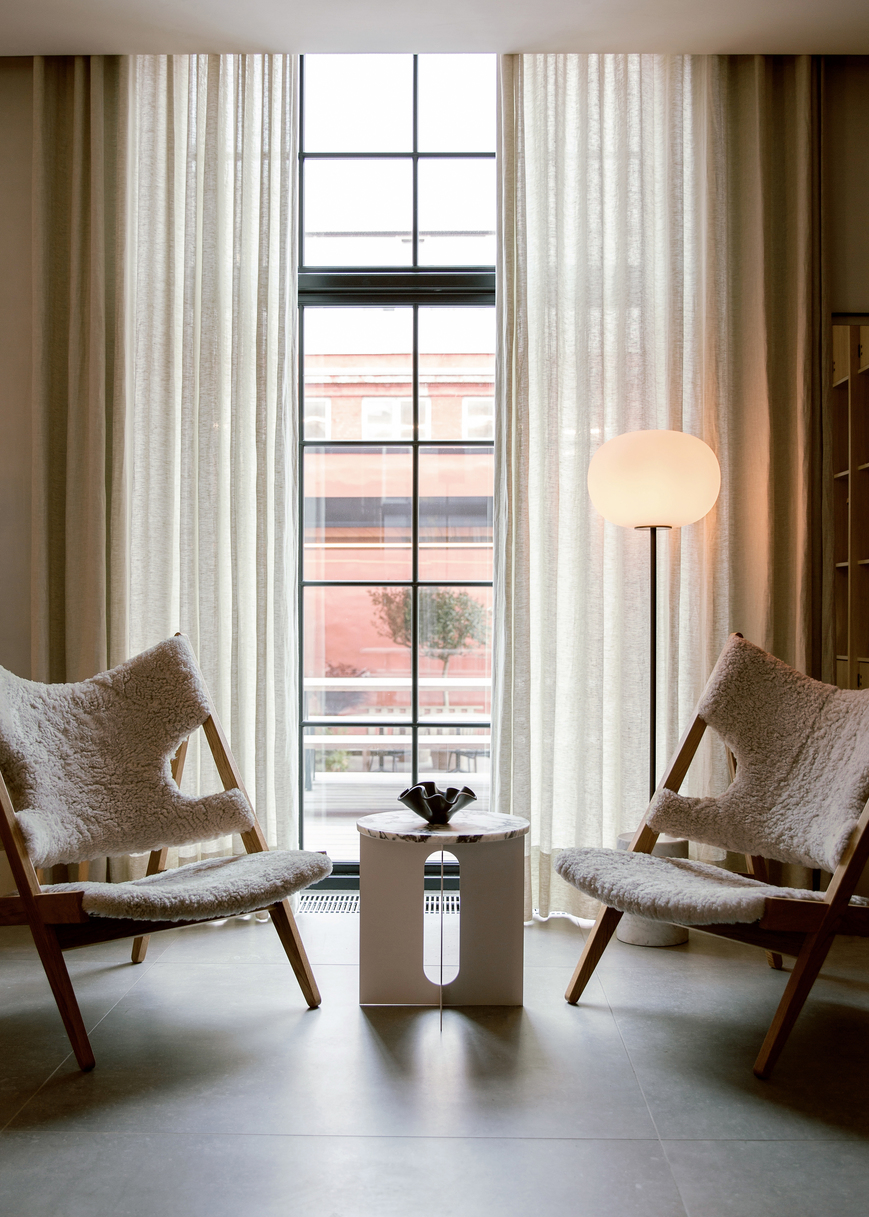 menu-knitting-chair-androgyne-side-table-jwda-tabl-lamp