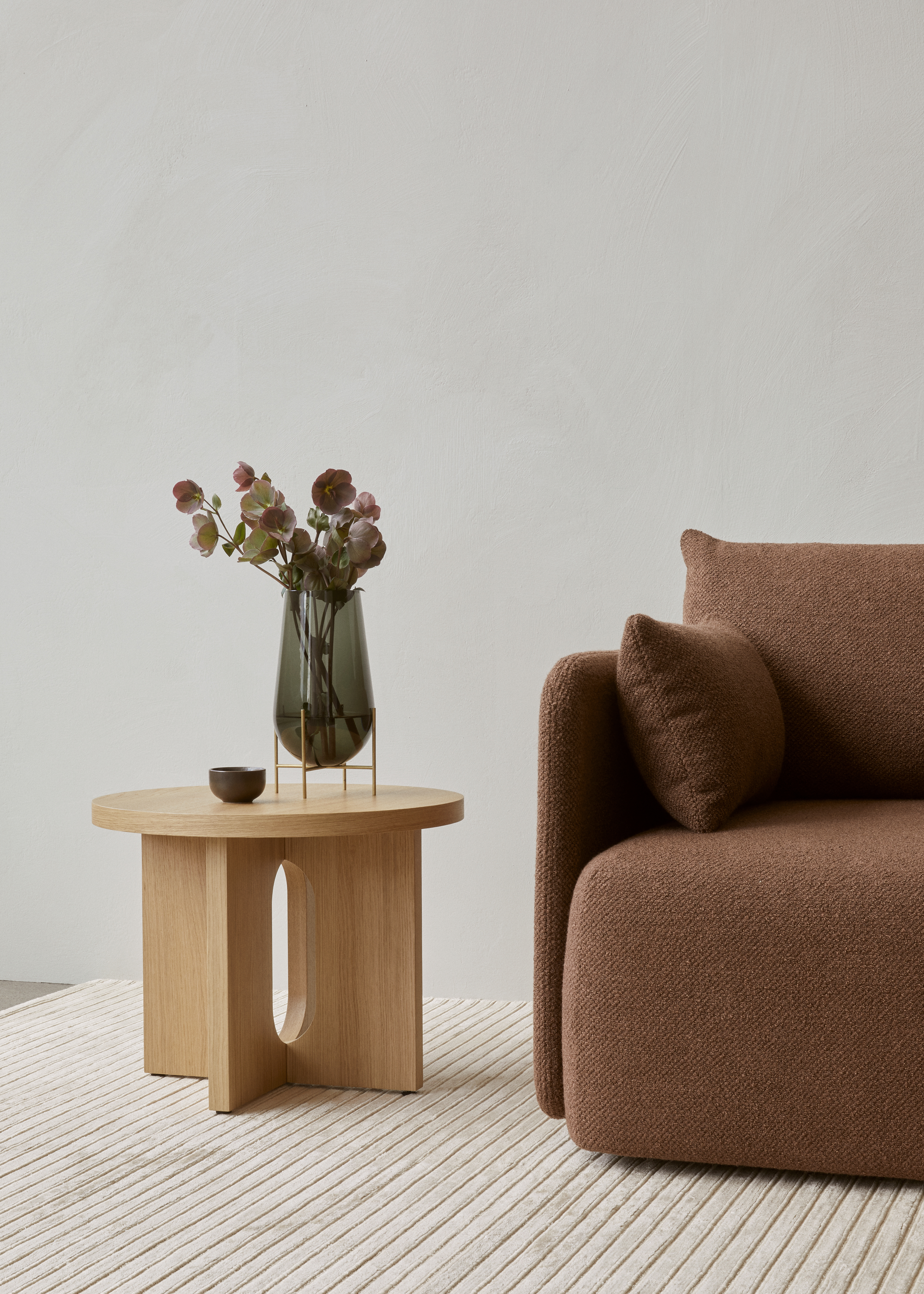 menu-offset-sofa-loose-cover-androgyne-side-table-o50-houkime-rug-echasse-vase-nndw-2