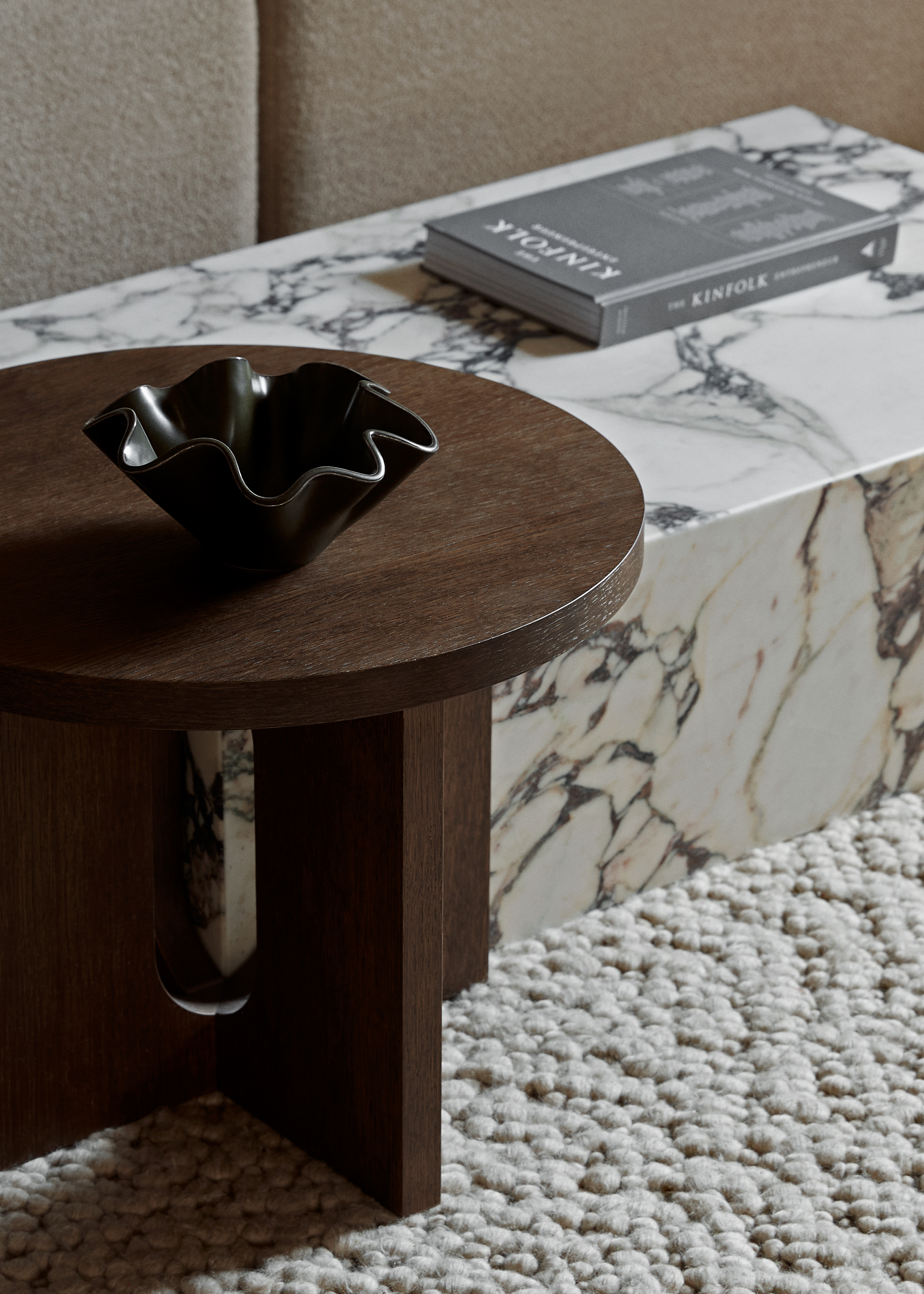 menu-plinth-low-gravel-rug-androgyne-side-table-fragilis-bowl-1