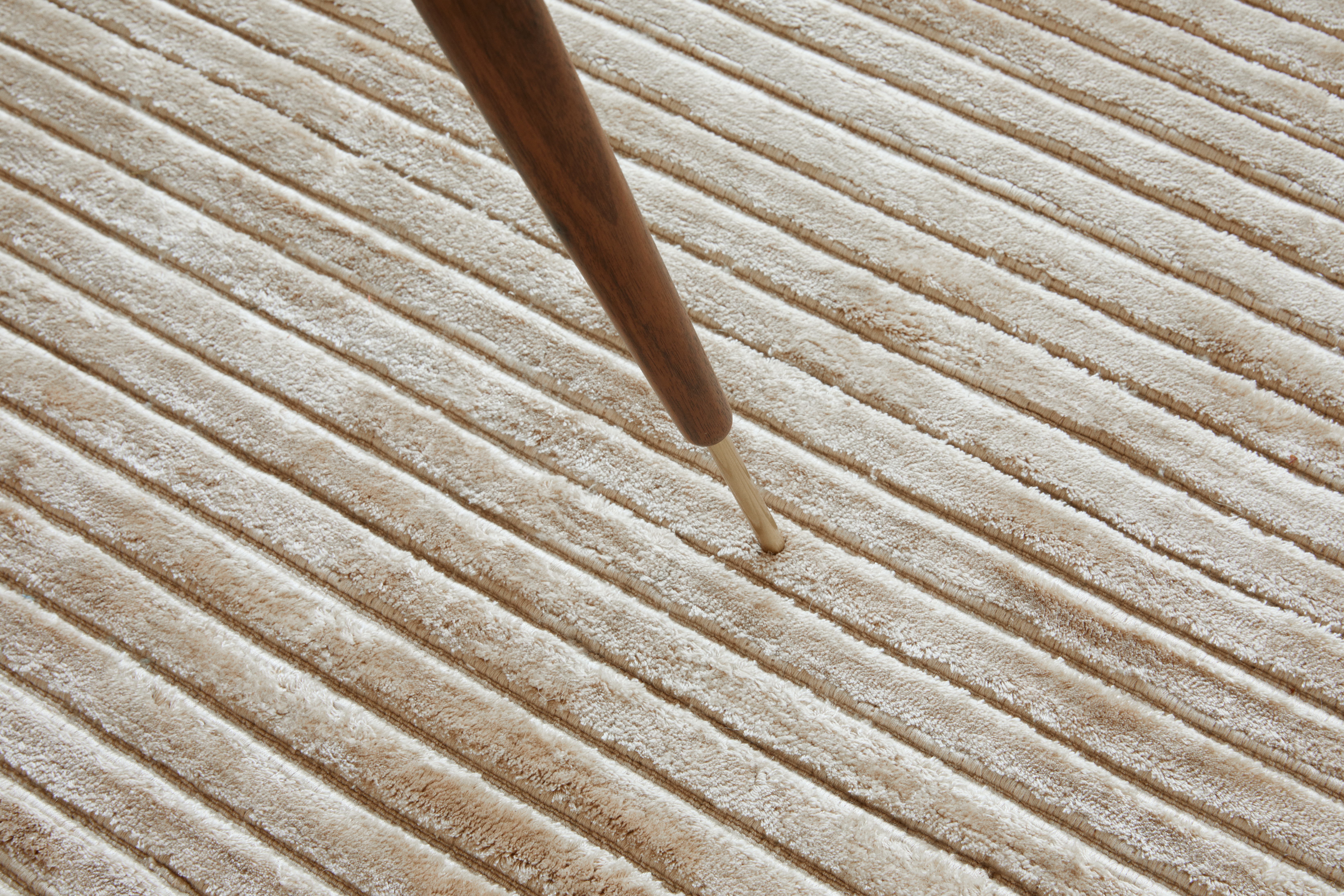 menu-umanoff-side-table-houkime-rug-2