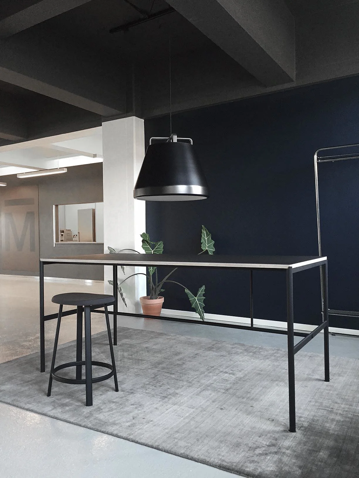 mies-high-table