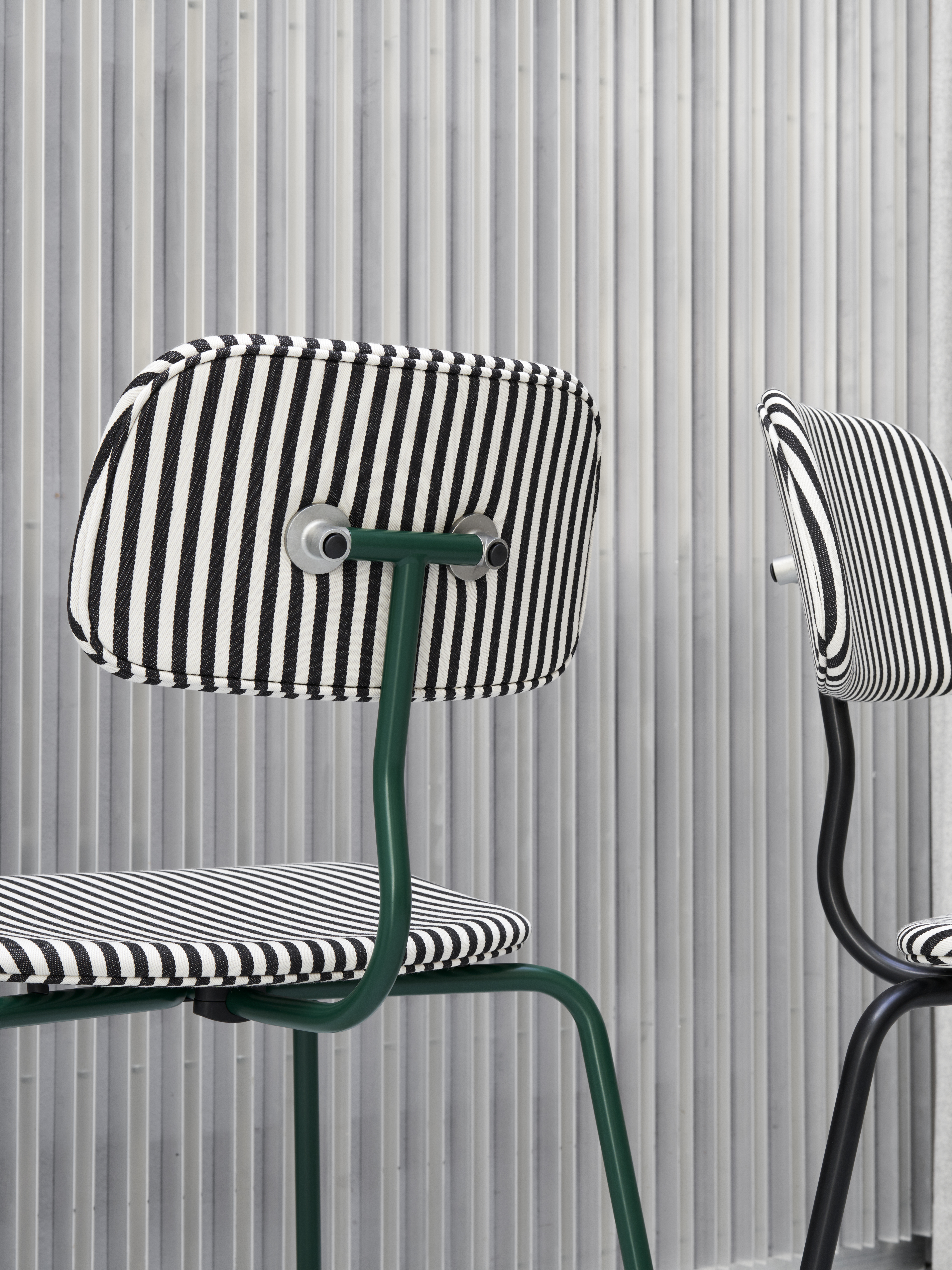 montana-home-22-23-kevi-madsnoergaard-upholstery-pine-black-detail-01-h