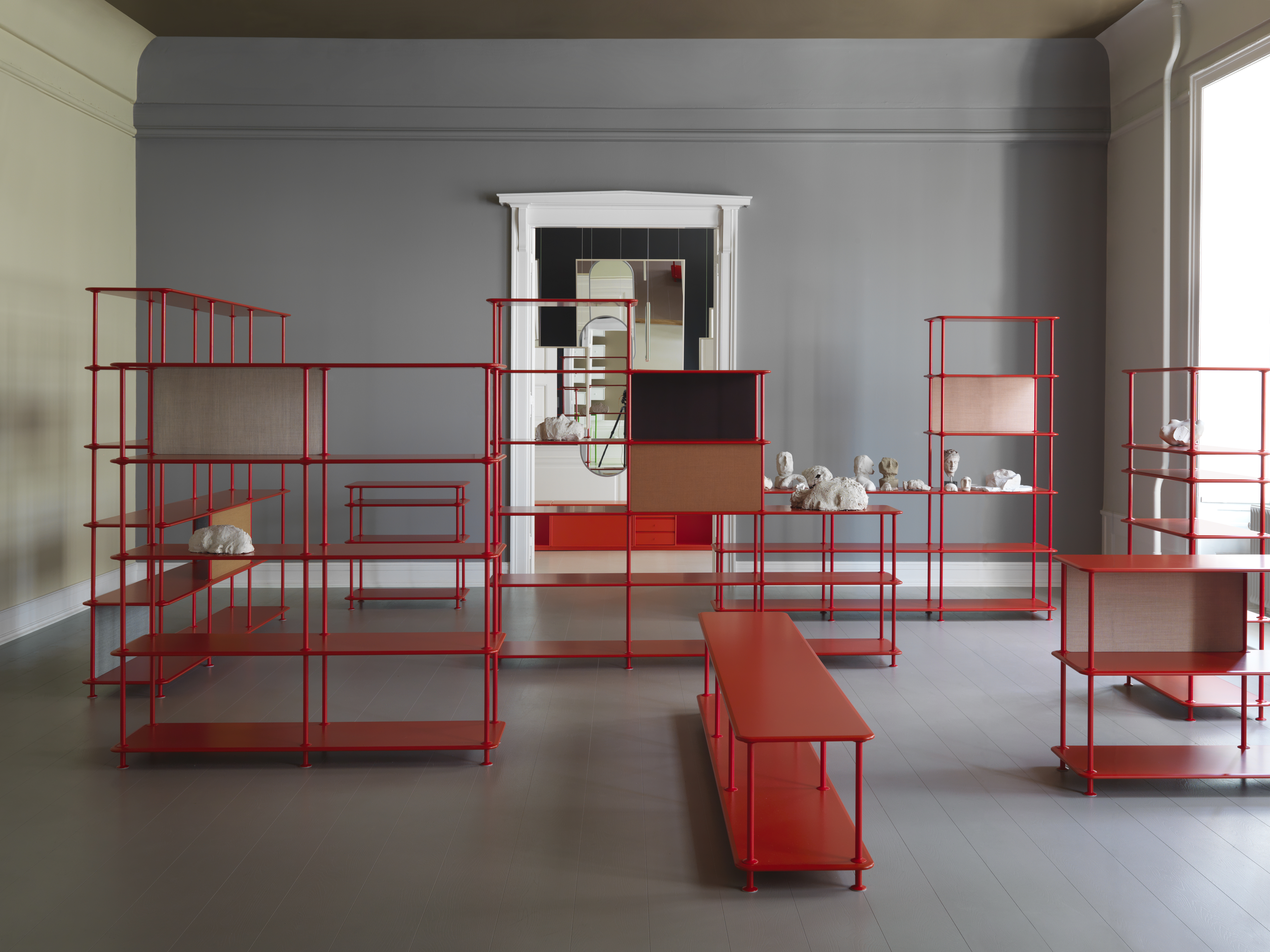 montana-showroom-2018-thelabyrinth-montanafree-chinared-w