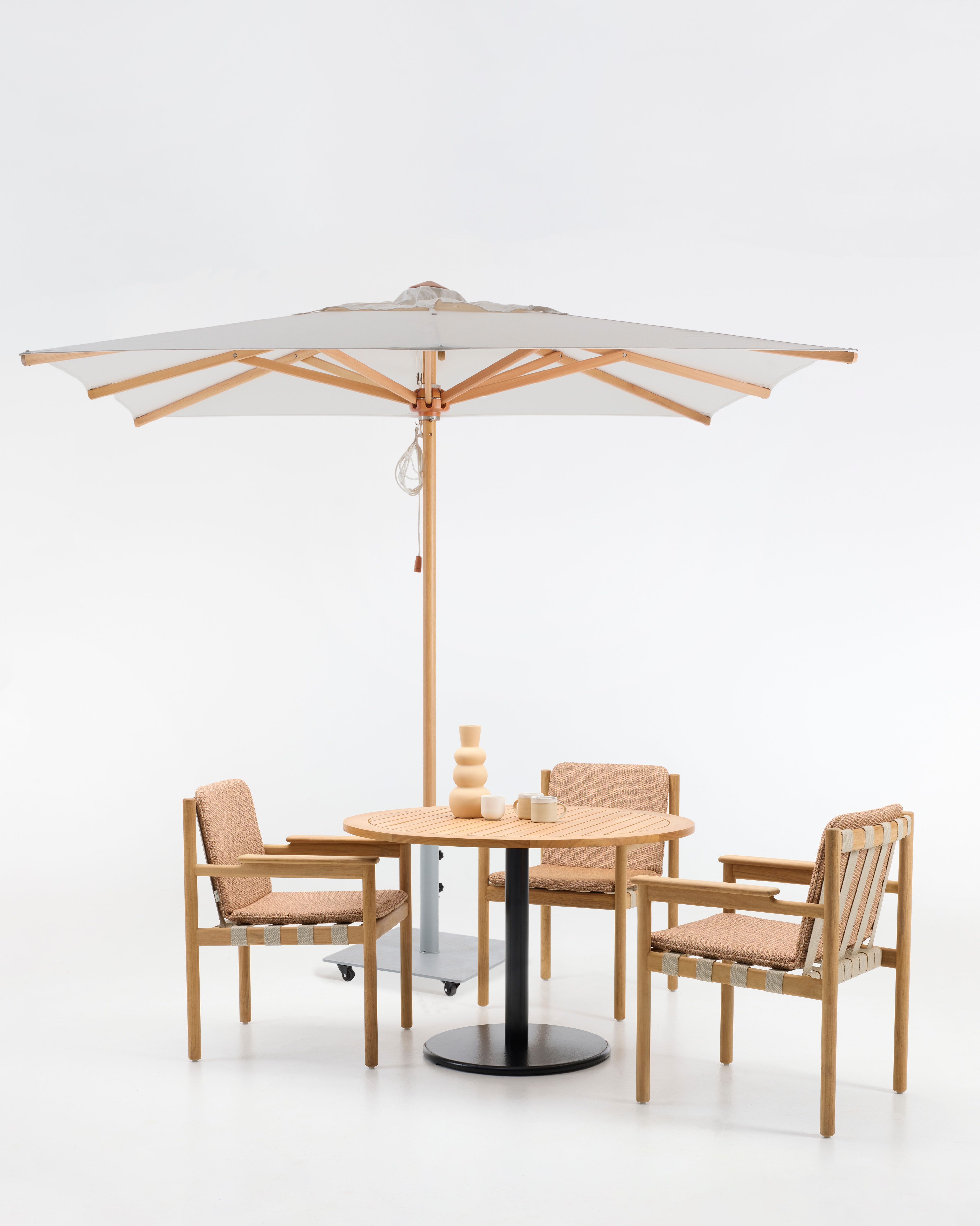 oda-dining-chair-en-bistro-teak-rond-met-florence