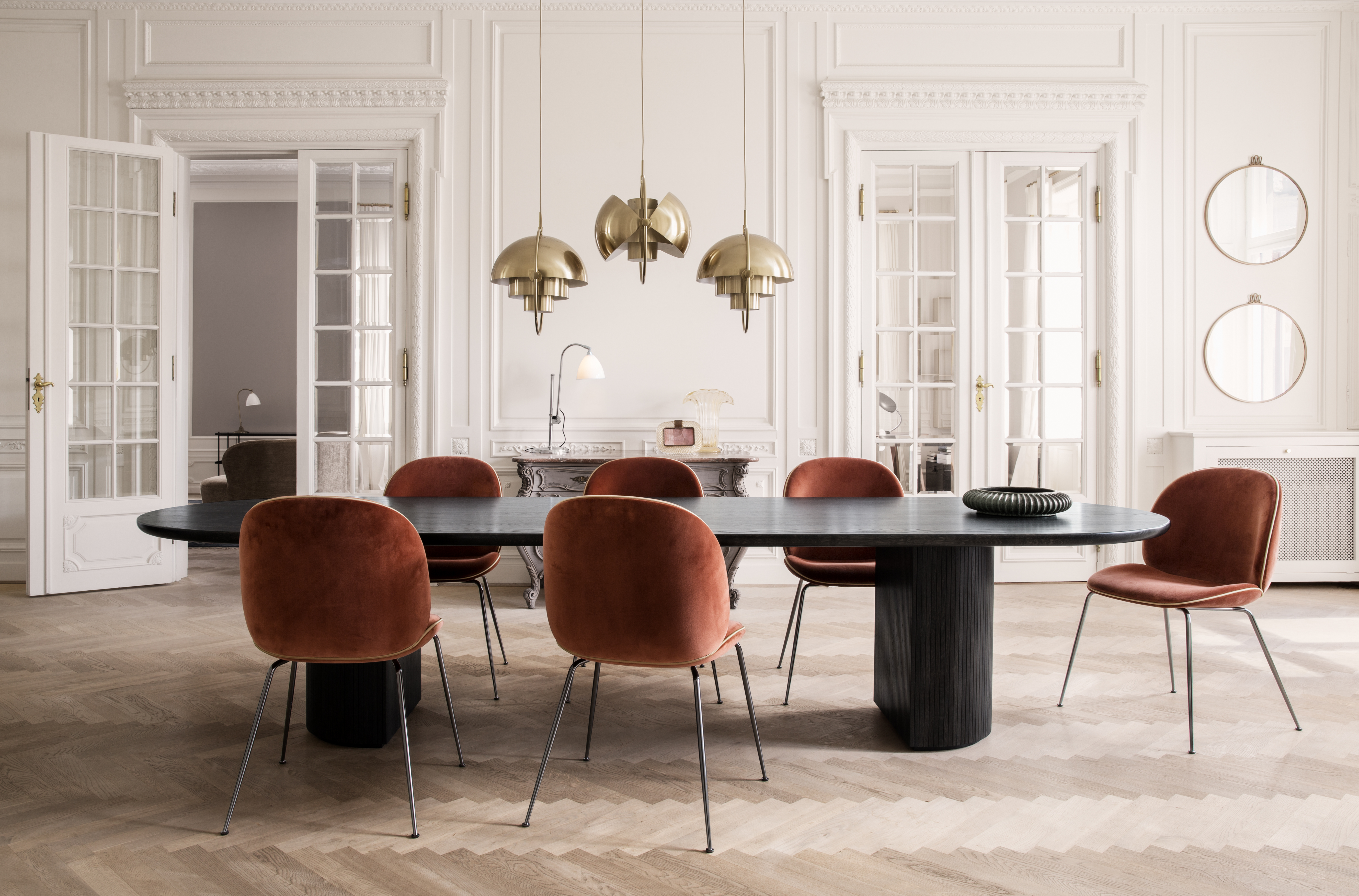 randacciowallmirror-beetlediningchairfullyupholsteredconicbase-moondiningtableelliptical-multi-litependant-bl1tablelamp-on-01