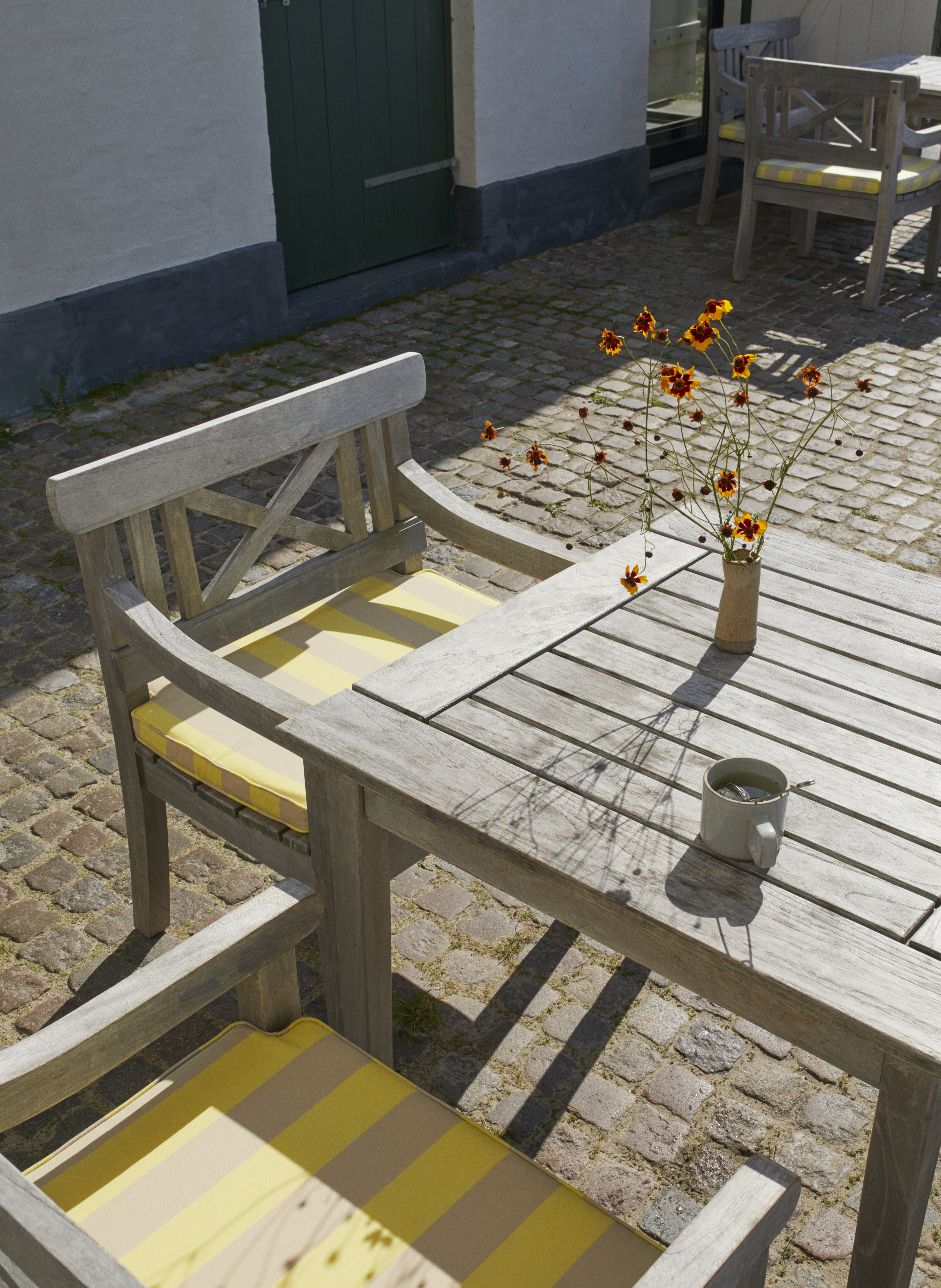 s1042010-s1040520-1960220-drachmann-table-86-drachmann-chair-and-cushion-cushion-lemon-sand-stripes-m