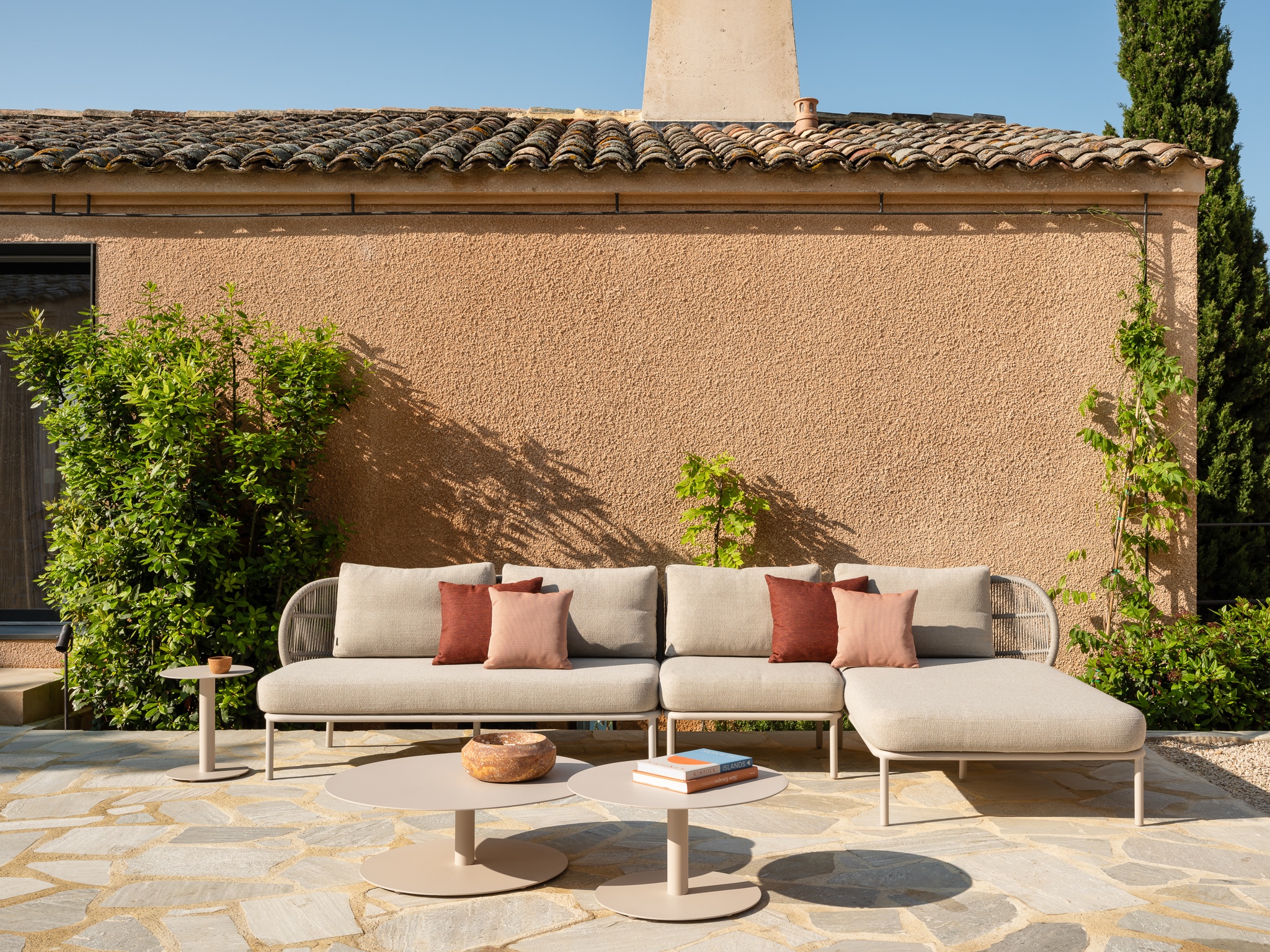 vincentsheppard-kodomodulardunewhite-coffeetables-whiteboucle-spice-coral-300dpi