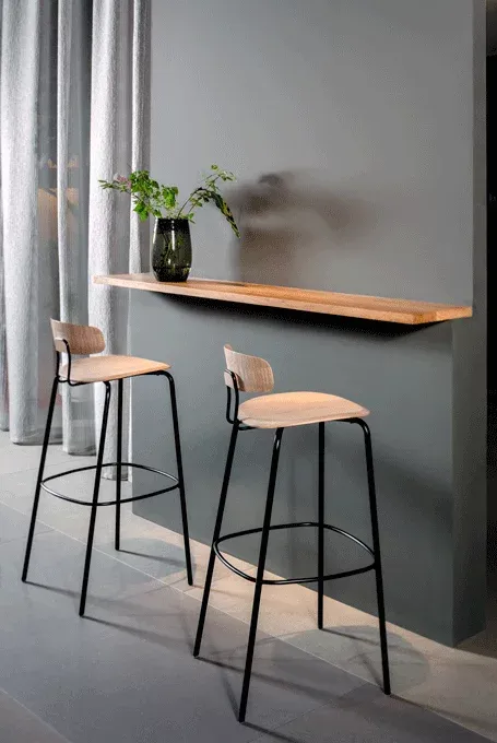 zeitraummoebel-barhocker-okitobar-massivholz-05-455x680