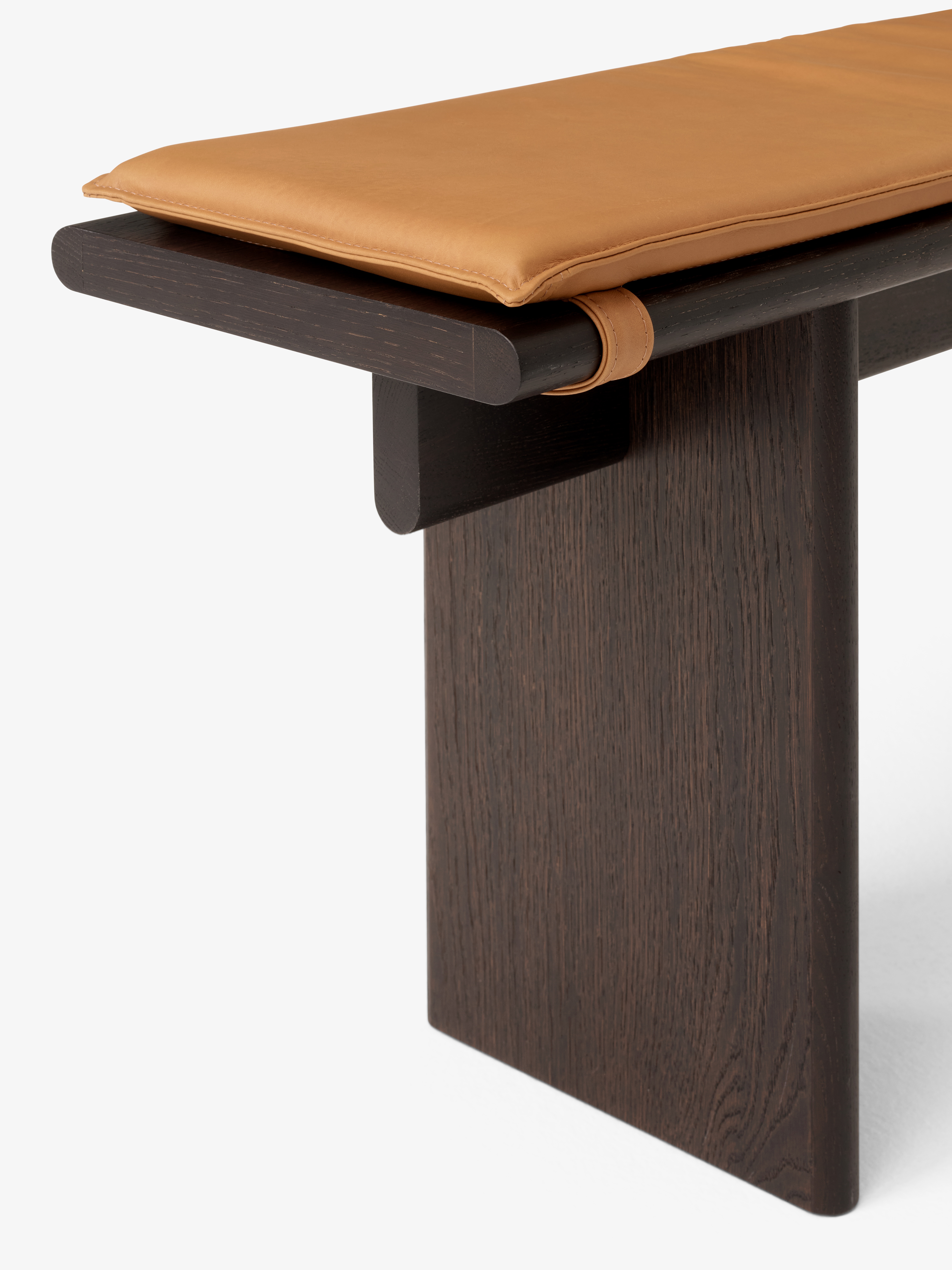ita-bench-os5-veneer-dark-stained-w-dark-stained-oak-legs-ita-seat-pad-bench-os5-detail