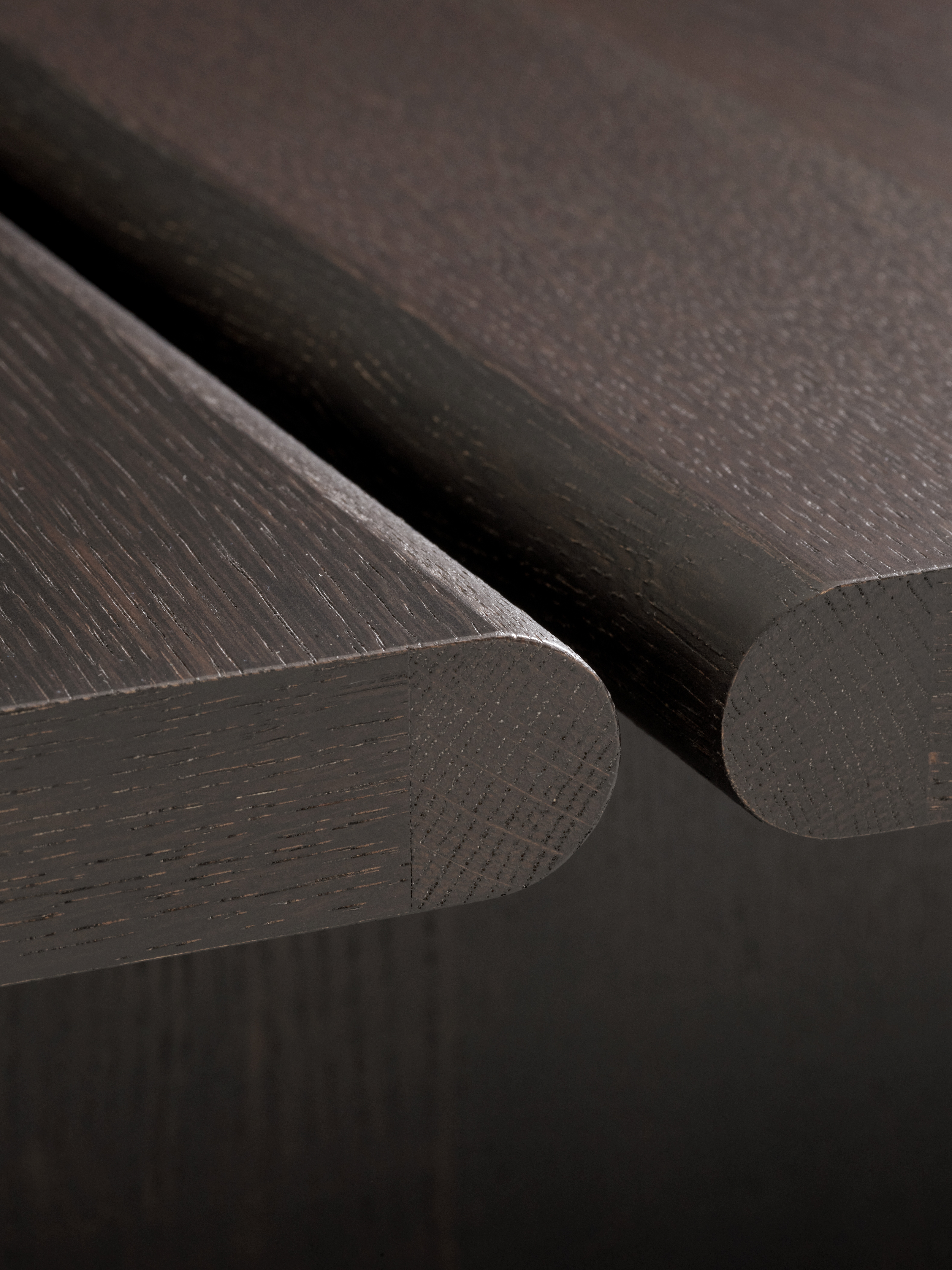 ita-coffee-table-os4-veneer-dark-stained-oak-w-dark-stained-oak-legs-detail