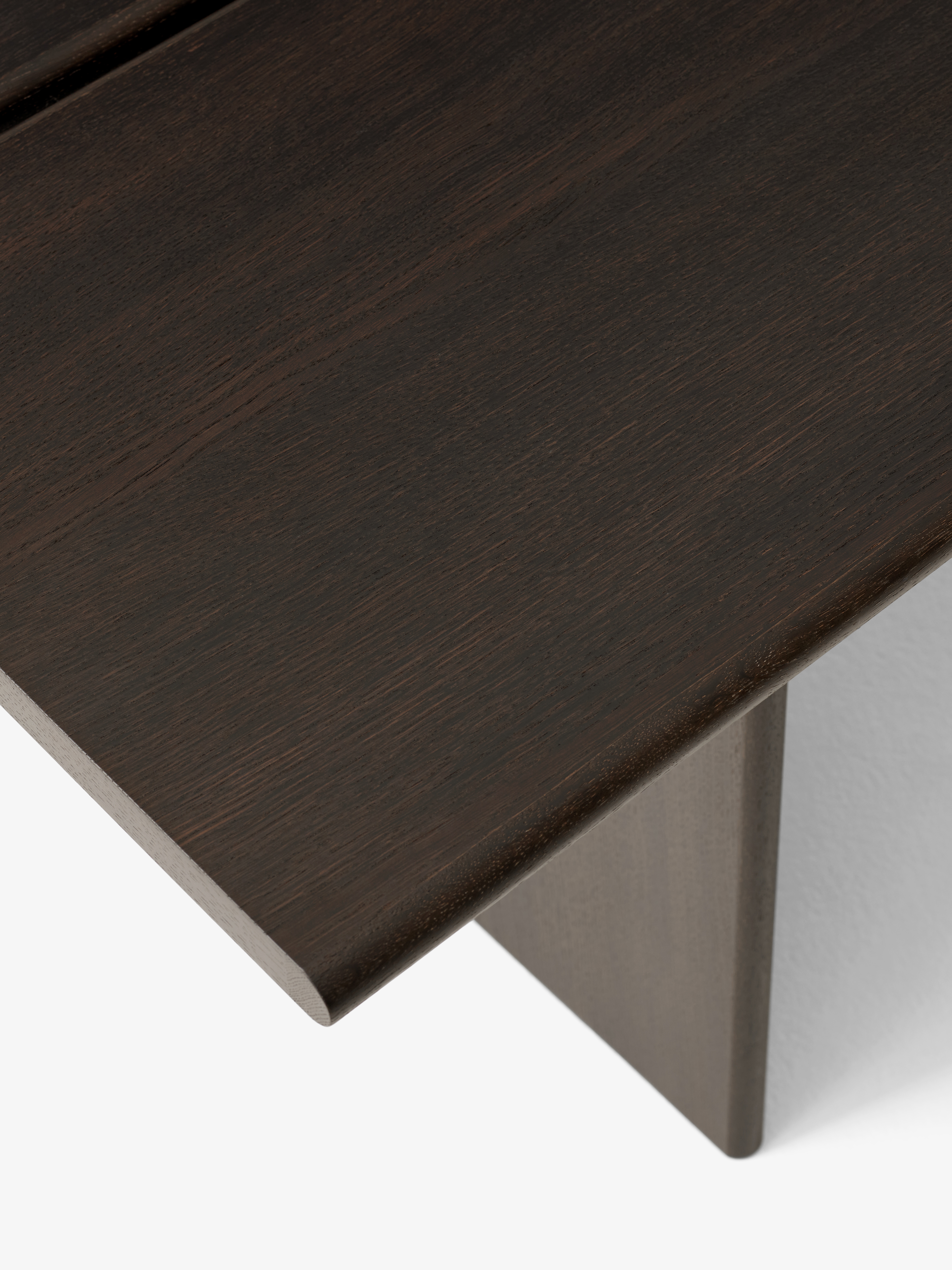 ita-dining-table-os2-veneer-dark-stained-oak-w-dark-stained-oak-legs-angled-front-detail