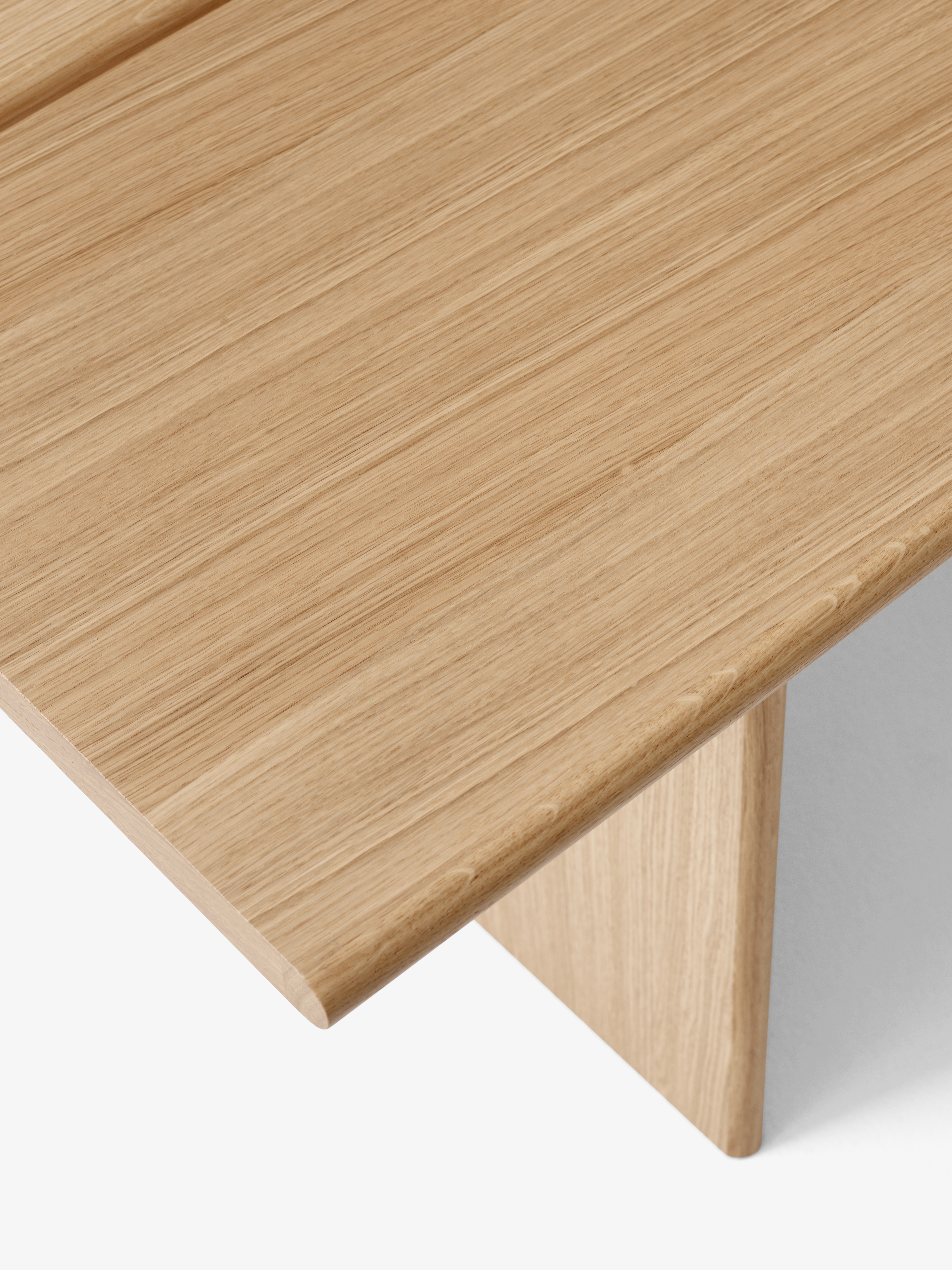 ita-dining-table-os2-veneer-oak-w-oak-legs-angled-front-detail
