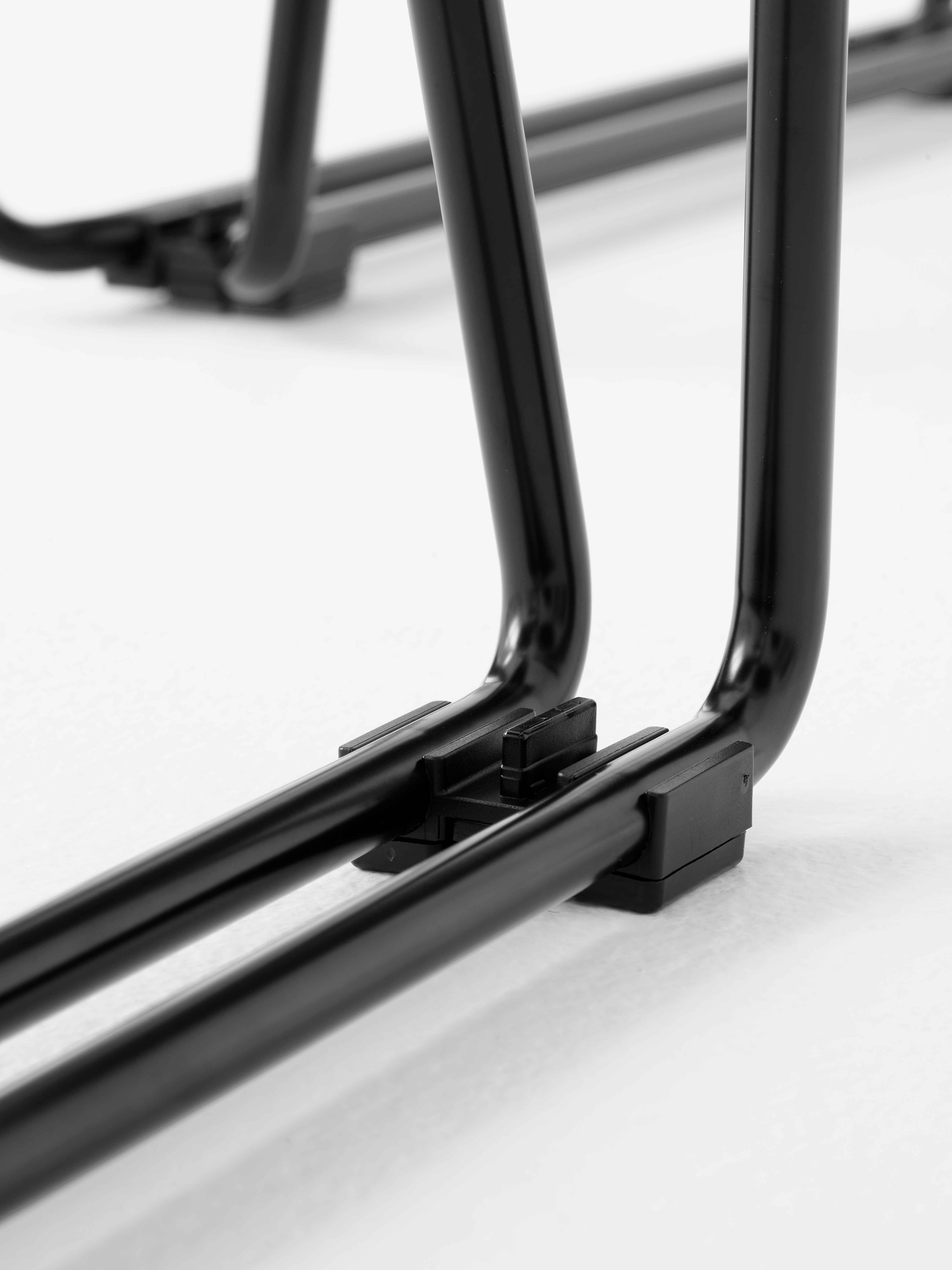 pavilion-side-chair-av52-black-sled-frame-w-linking-device-detail
